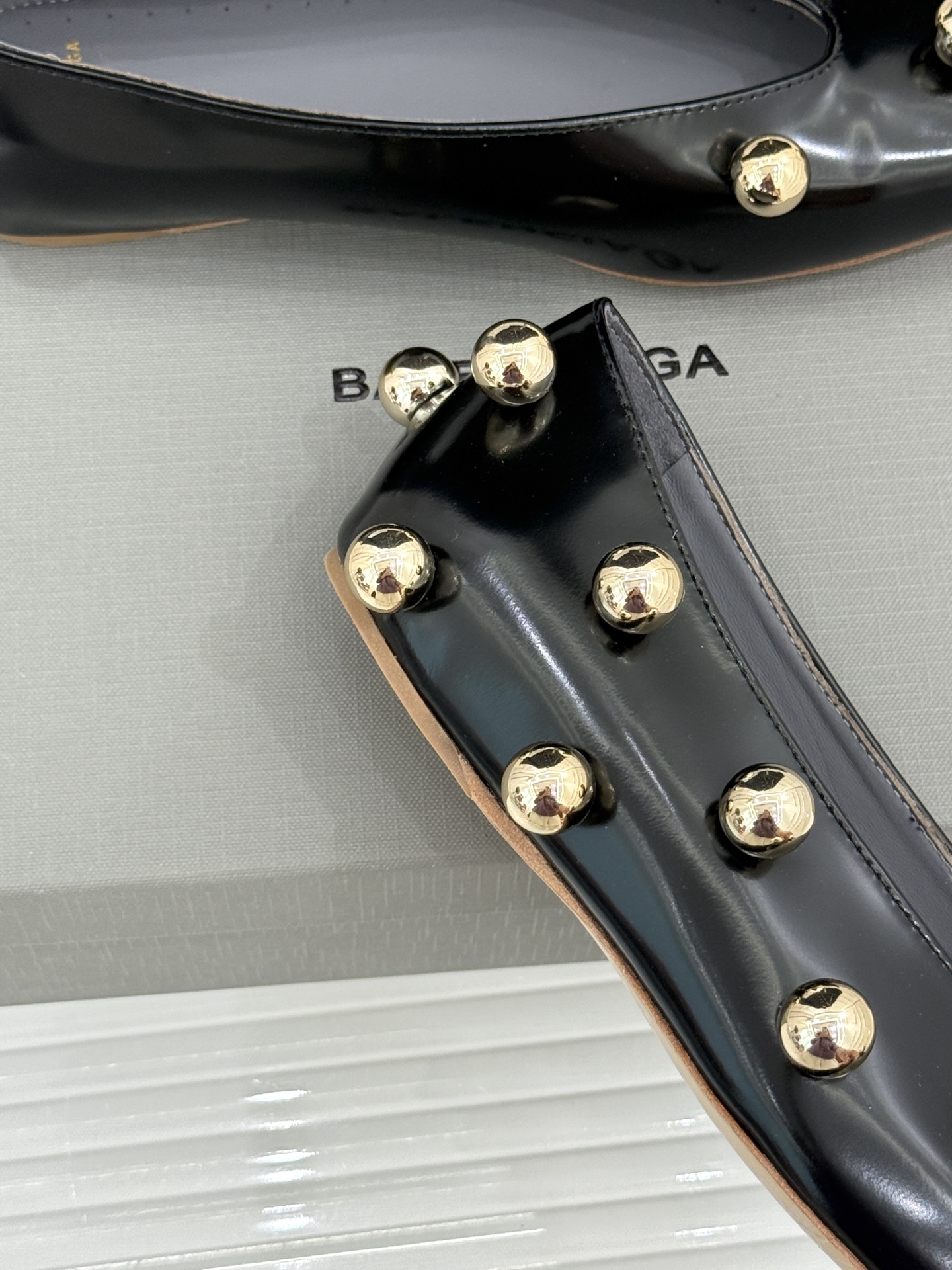 Chloe/蔻依Cleia26WF新品金属圆珠方头平底单鞋以法式极简勾勒慵懒优雅。利落方头修饰脚型温润哑