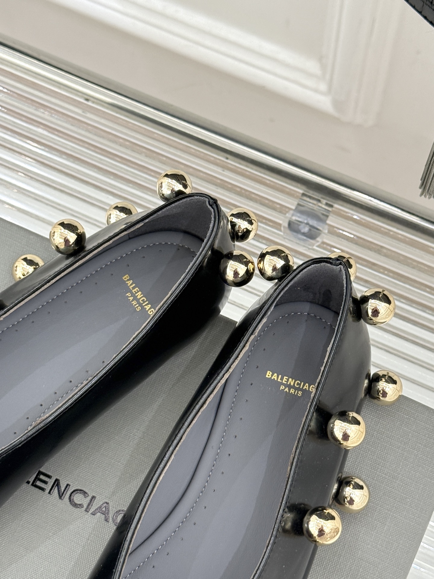 Chloe/蔻依Cleia26WF新品金属圆珠方头平底单鞋以法式极简勾勒慵懒优雅。利落方头修饰脚型温润哑