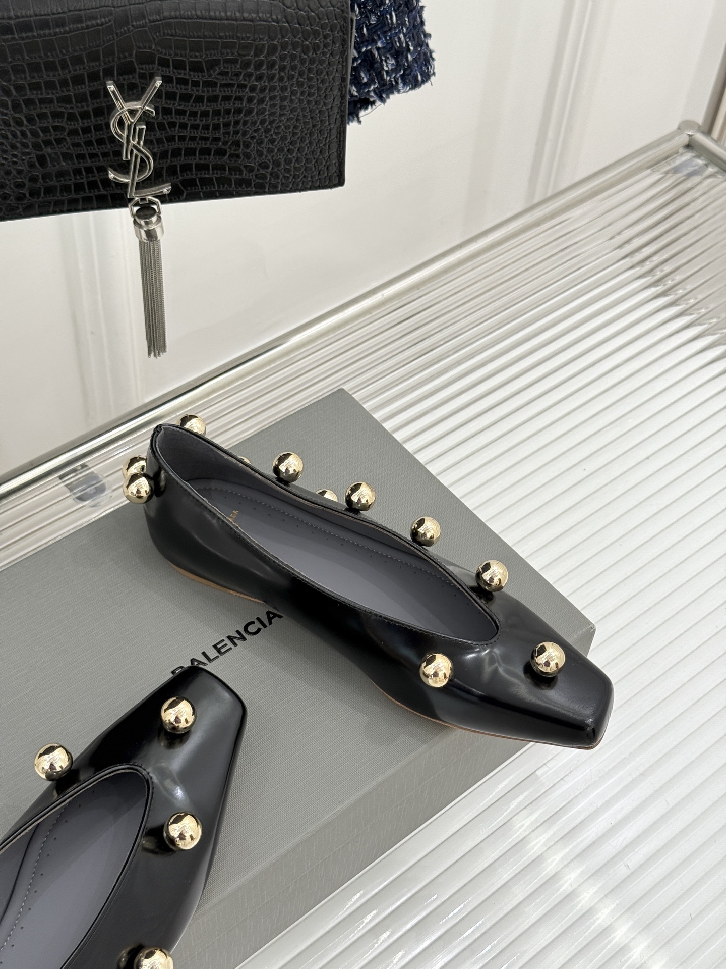 Chloe/蔻依Cleia26WF新品金属圆珠方头平底单鞋以法式极简勾勒慵懒优雅。利落方头修饰脚型温润哑