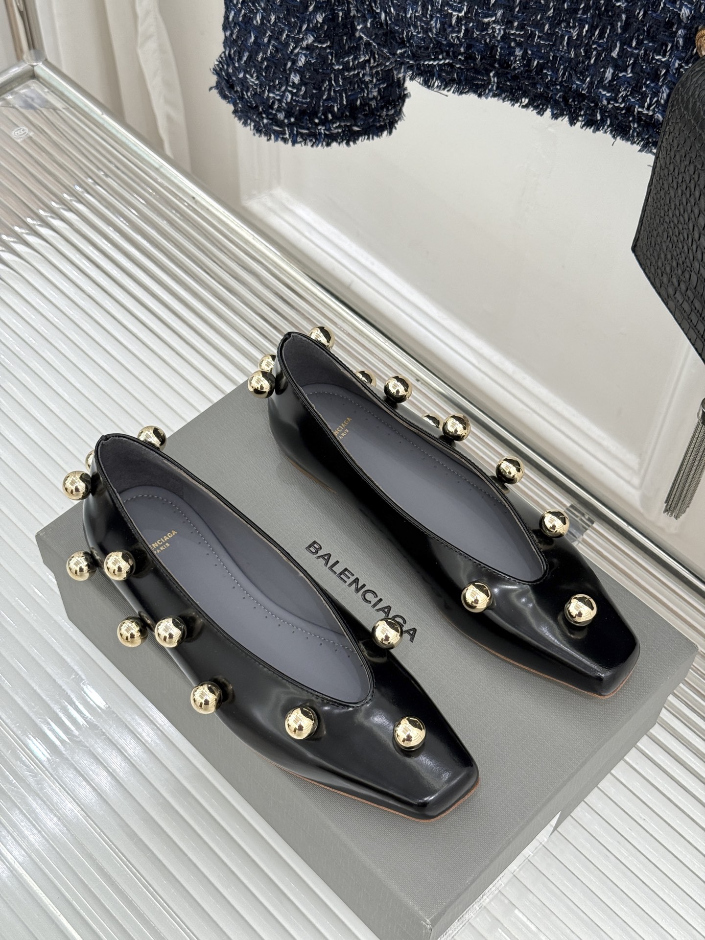 Chloe/蔻依Cleia26WF新品金属圆珠方头平底单鞋以法式极简勾勒慵懒优雅。利落方头修饰脚型温润哑