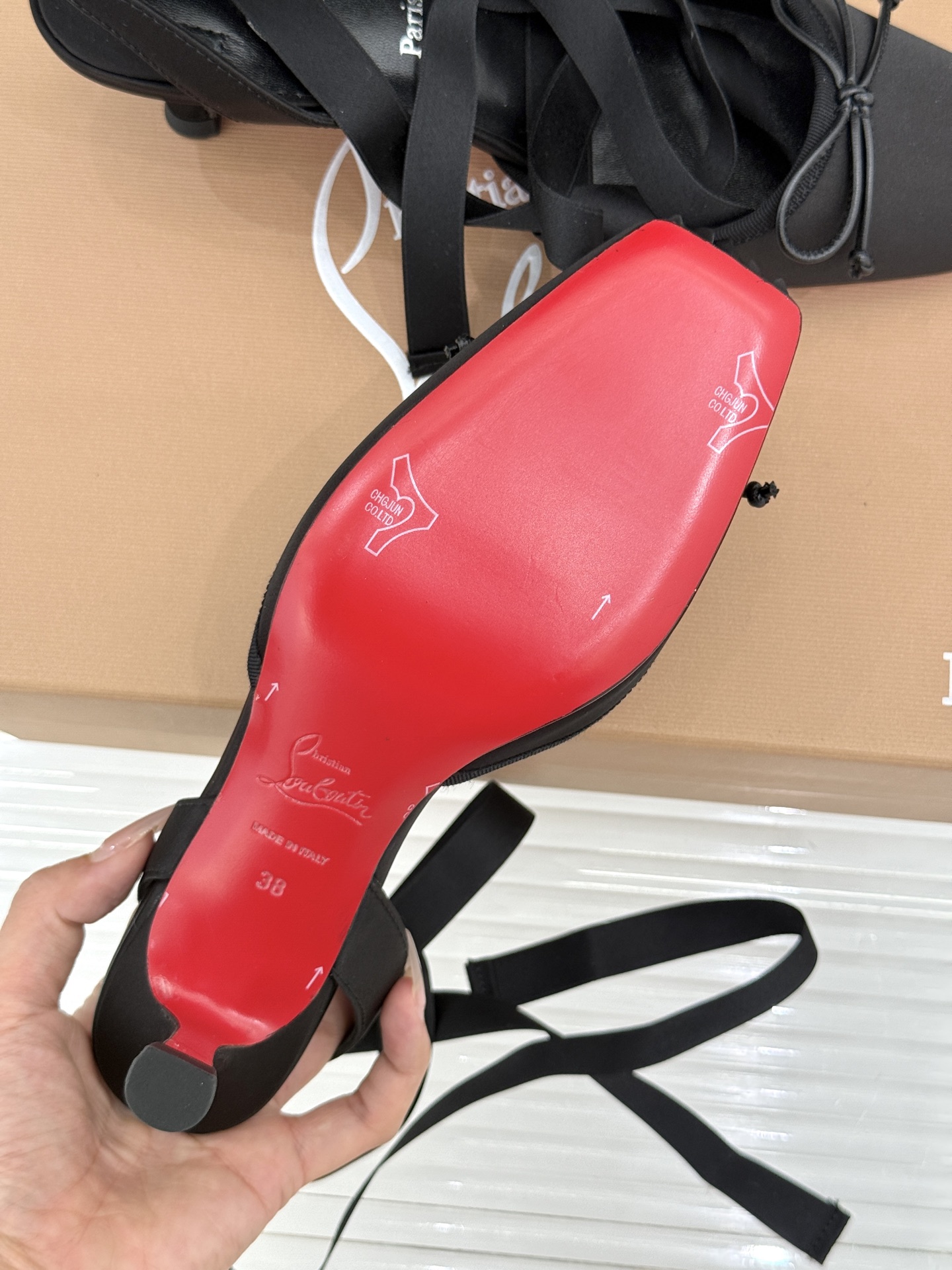 ChristinLouboutin/CL25WF新品猪鼻子蝴蝶结高跟凉鞋在时尚的舞台上CL始终是璀璨的明