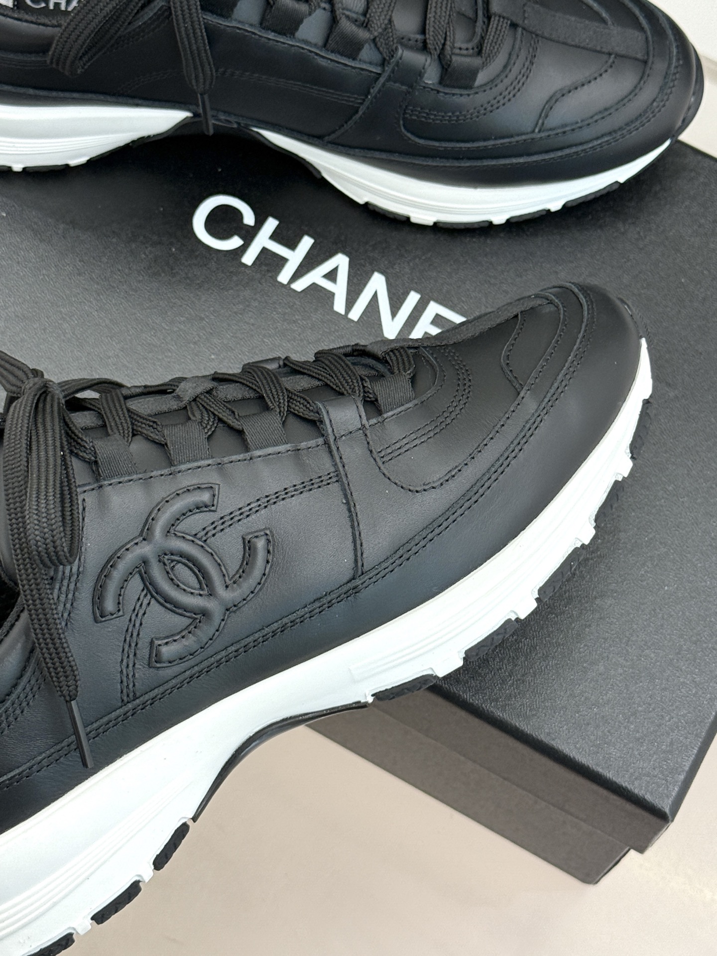 CHANE* ｜小香26S新品双C运动鞋时尚圈又双叒被香奈儿拿捏住了！就成了各路时髦精的心头好标志性的双