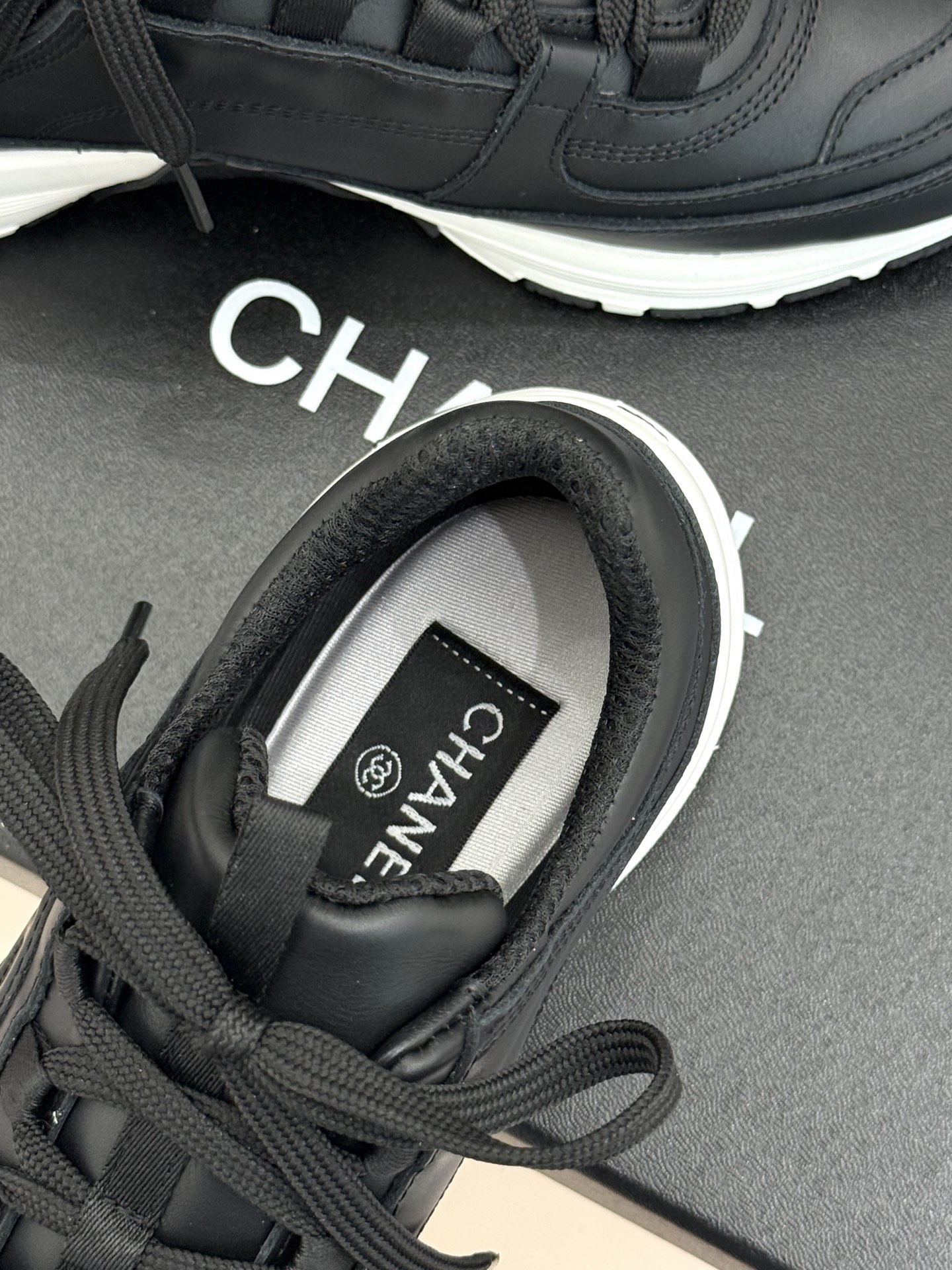 CHANE* ｜小香26S新品双C运动鞋时尚圈又双叒被香奈儿拿捏住了！就成了各路时髦精的心头好标志性的双