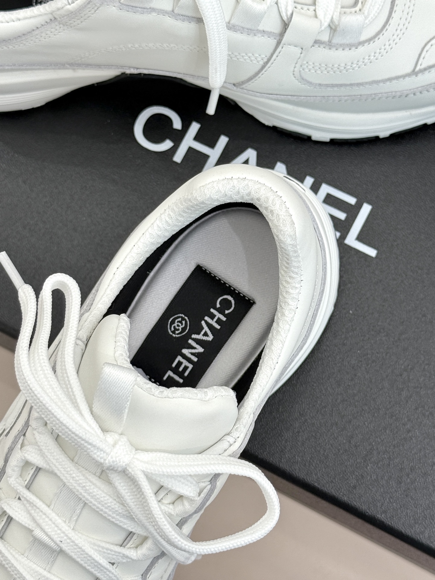 CHANE* ｜小香26S新品双C运动鞋时尚圈又双叒被香奈儿拿捏住了！就成了各路时髦精的心头好标志性的双