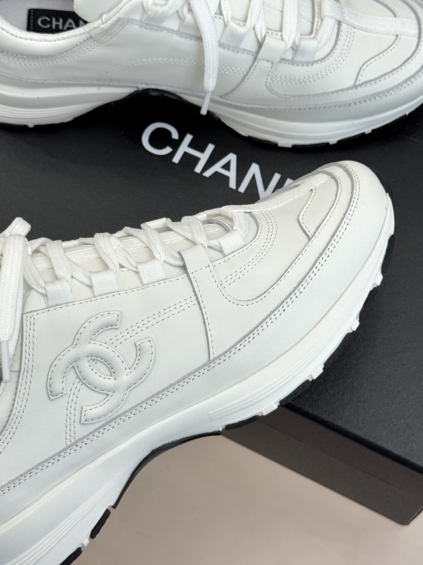 CHANE* ｜小香26S新品双C运动鞋时尚圈又双叒被香奈儿拿捏住了！就成了各路时髦精的心头好标志性的双