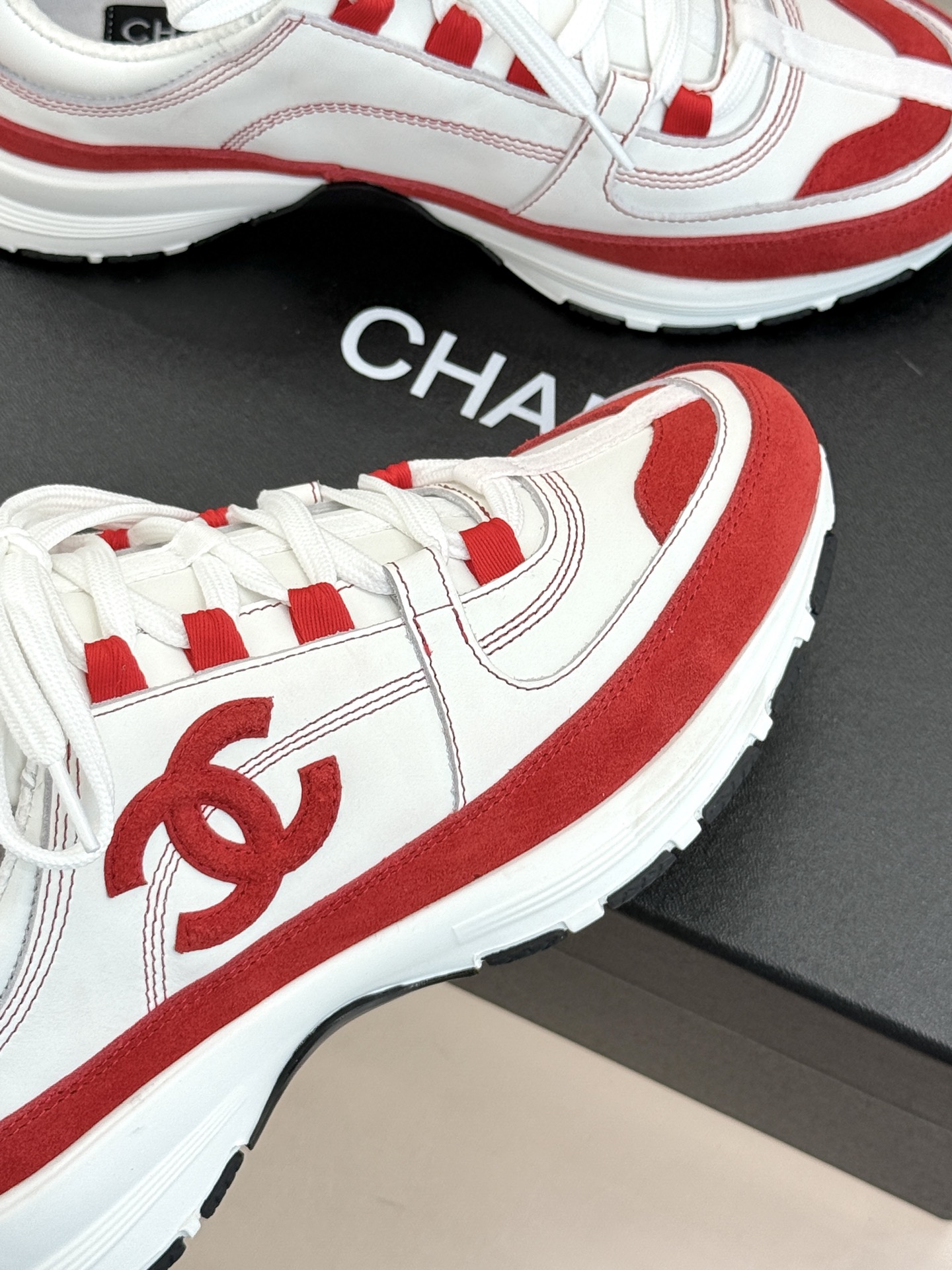 CHANE* ｜小香26S新品双C运动鞋时尚圈又双叒被香奈儿拿捏住了！就成了各路时髦精的心头好标志性的双
