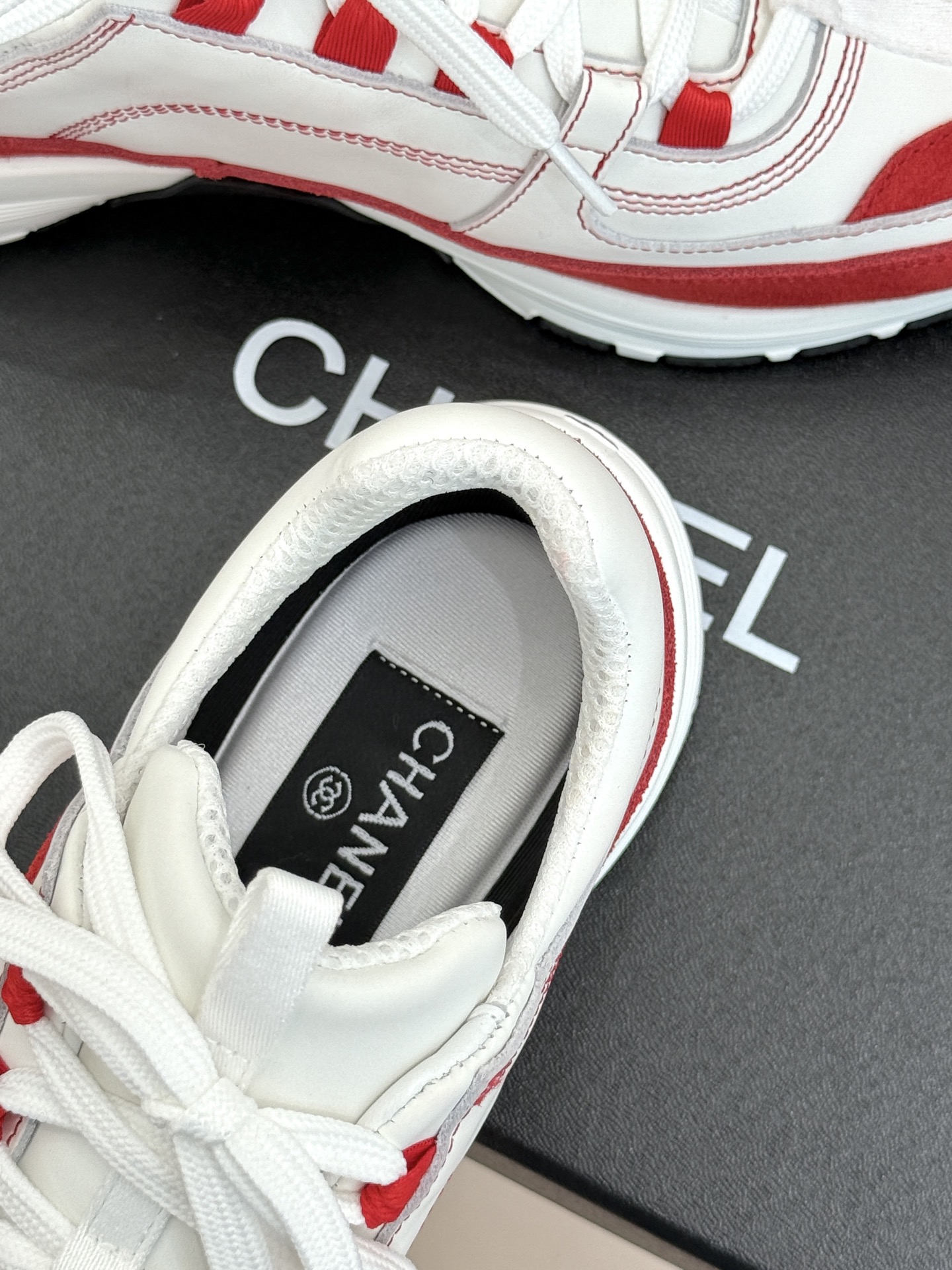 CHANE* ｜小香26S新品双C运动鞋时尚圈又双叒被香奈儿拿捏住了！就成了各路时髦精的心头好标志性的双