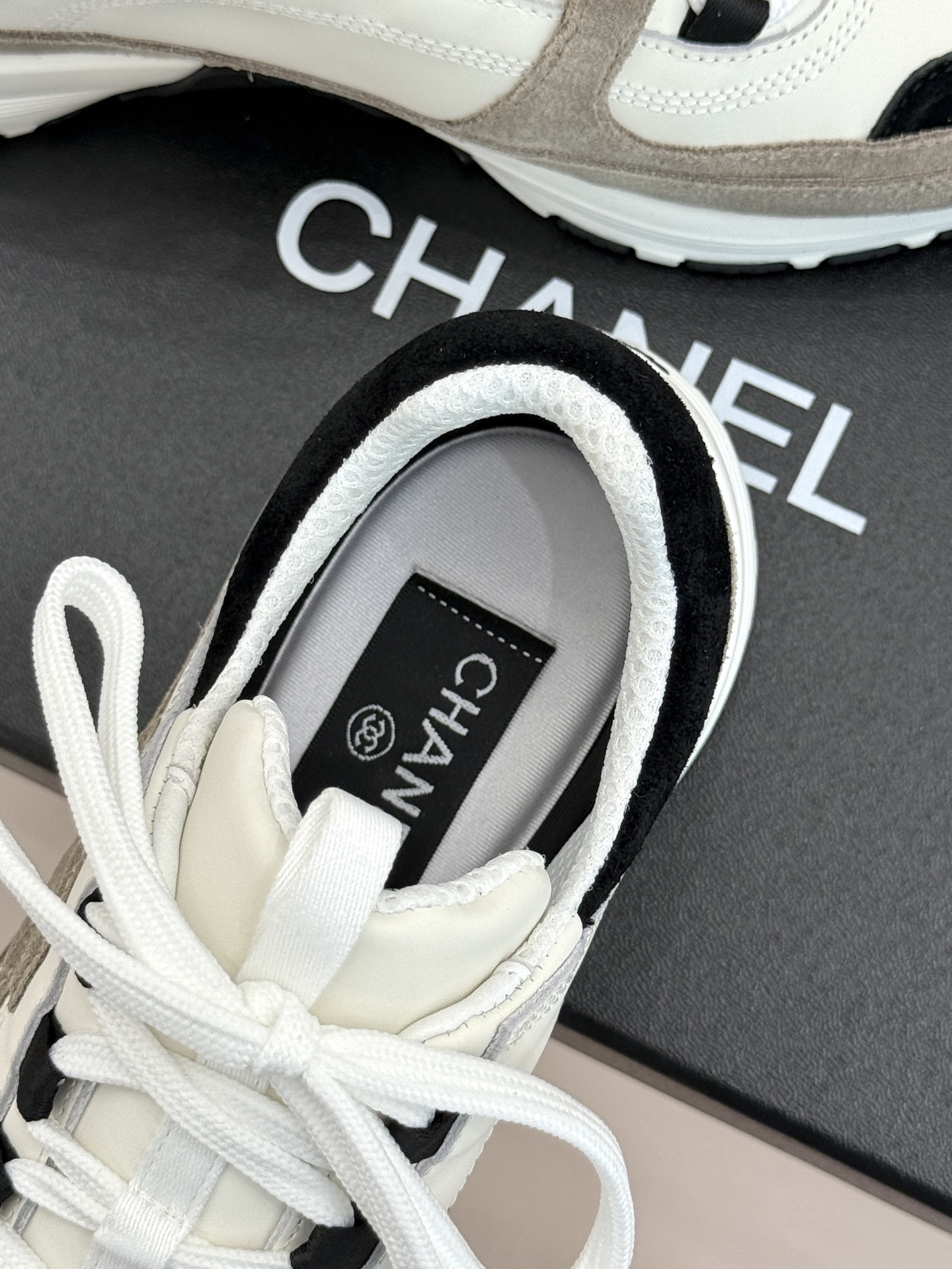 CHANE* ｜小香26S新品双C运动鞋时尚圈又双叒被香奈儿拿捏住了！就成了各路时髦精的心头好标志性的双