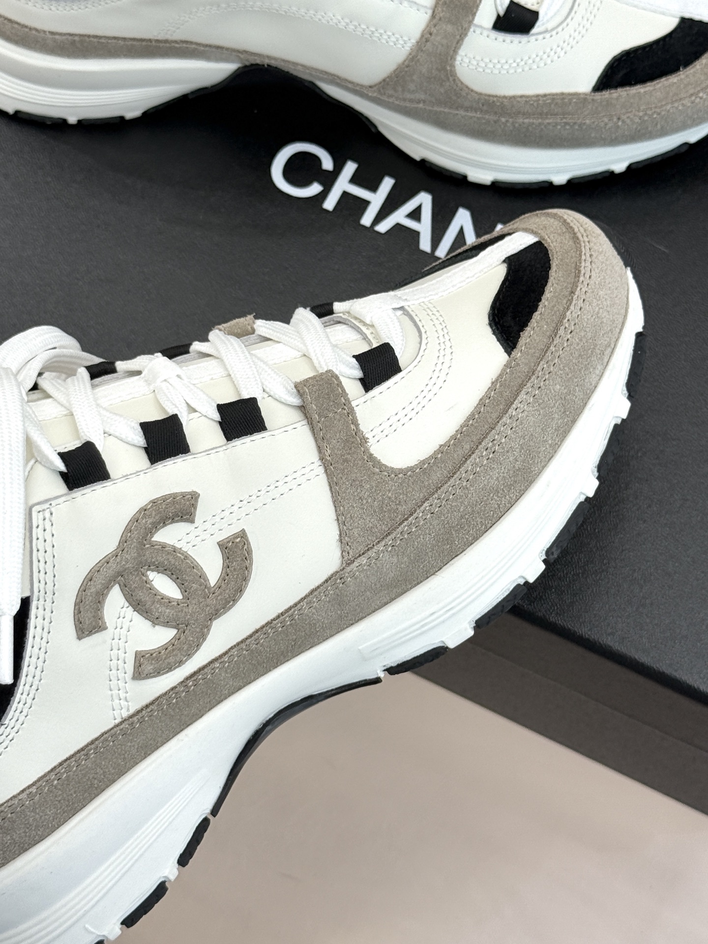CHANE* ｜小香26S新品双C运动鞋时尚圈又双叒被香奈儿拿捏住了！就成了各路时髦精的心头好标志性的双