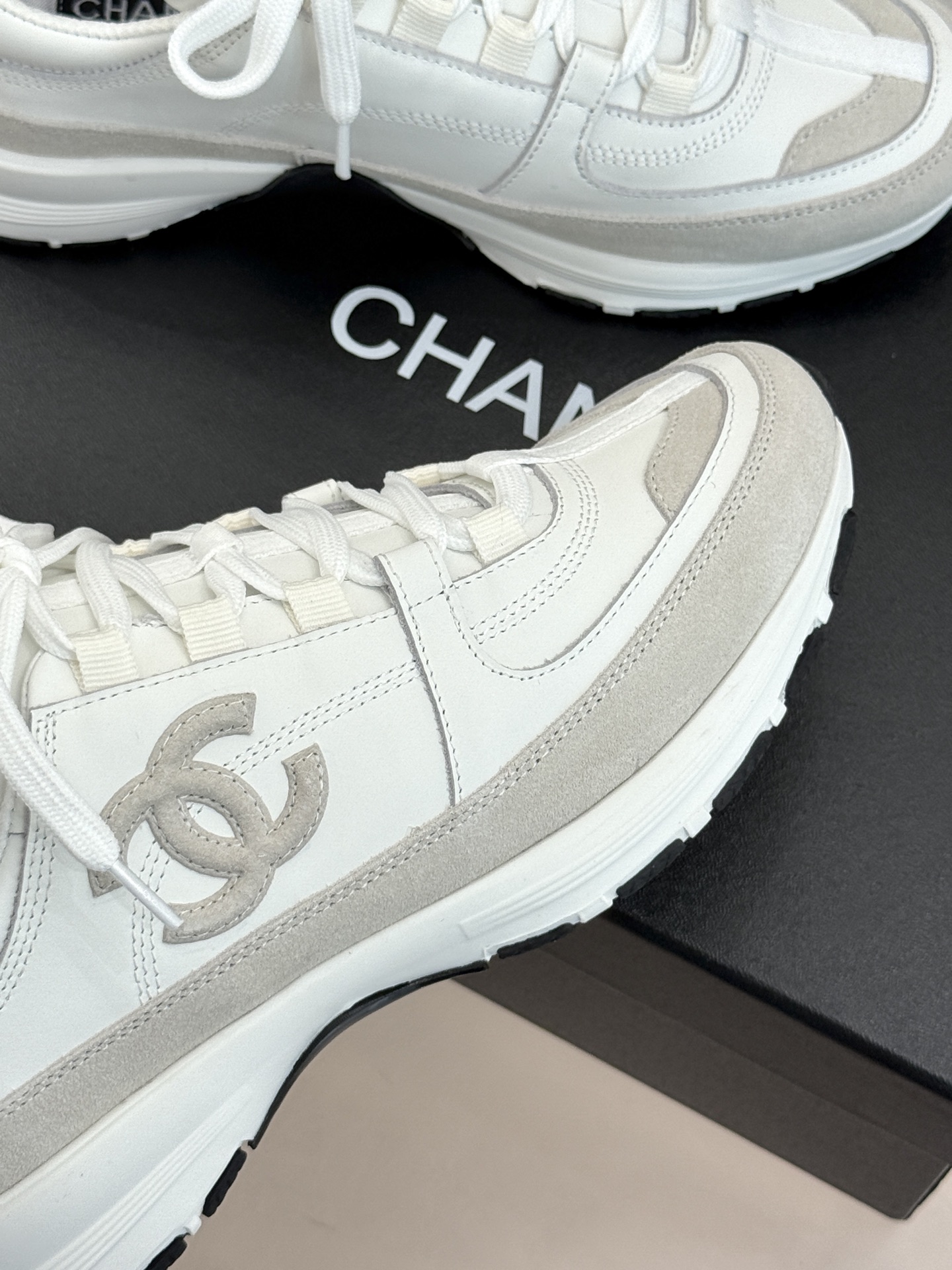 CHANE* ｜小香26S新品双C运动鞋时尚圈又双叒被香奈儿拿捏住了！就成了各路时髦精的心头好标志性的双