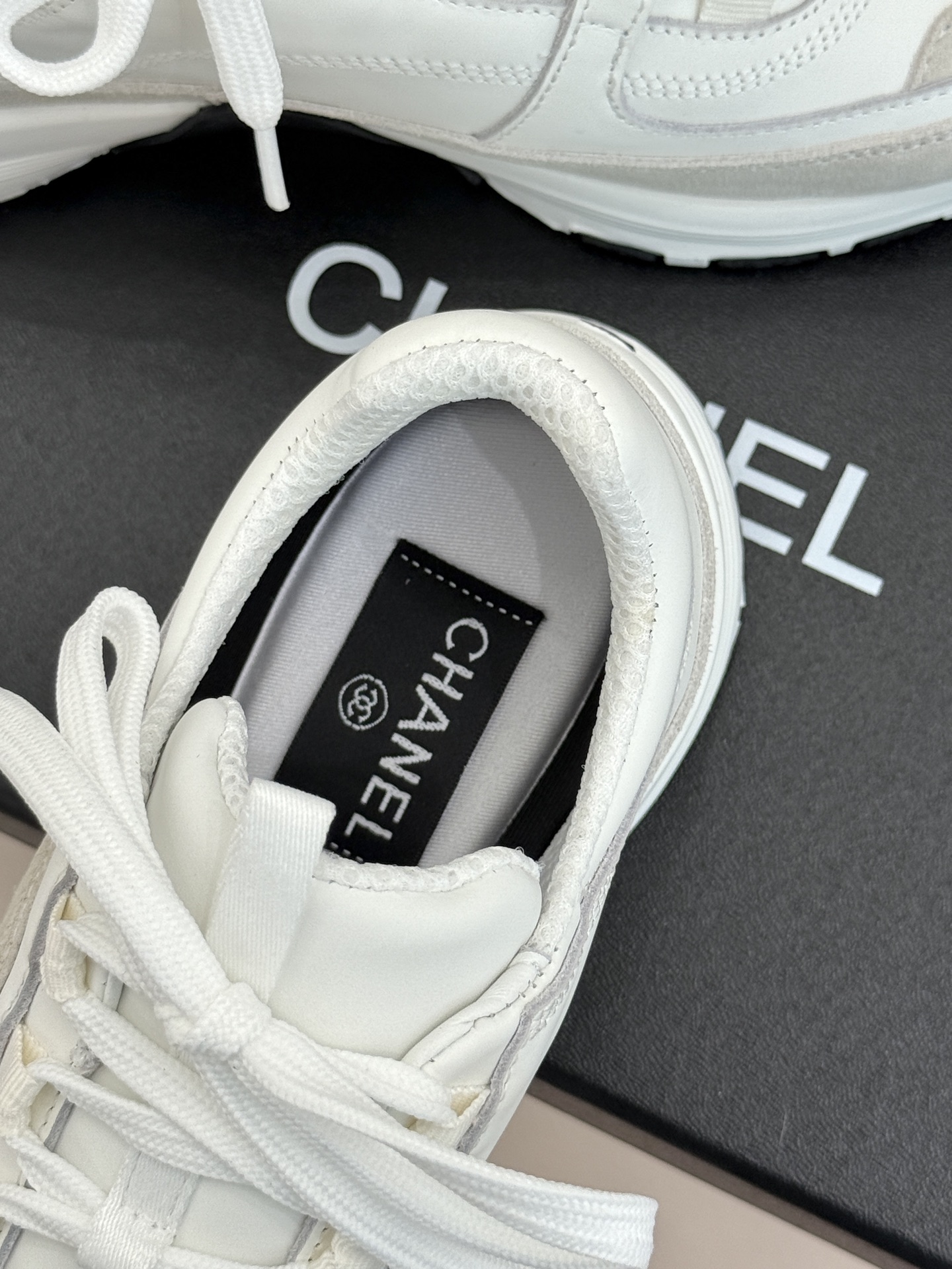 CHANE* ｜小香26S新品双C运动鞋时尚圈又双叒被香奈儿拿捏住了！就成了各路时髦精的心头好标志性的双