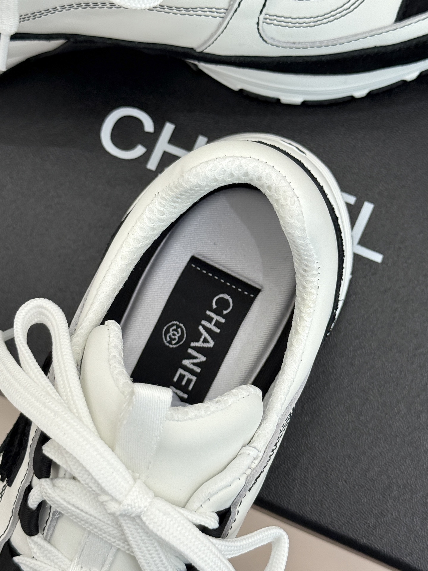 CHANE* ｜小香26S新品双C运动鞋时尚圈又双叒被香奈儿拿捏住了！就成了各路时髦精的心头好标志性的双