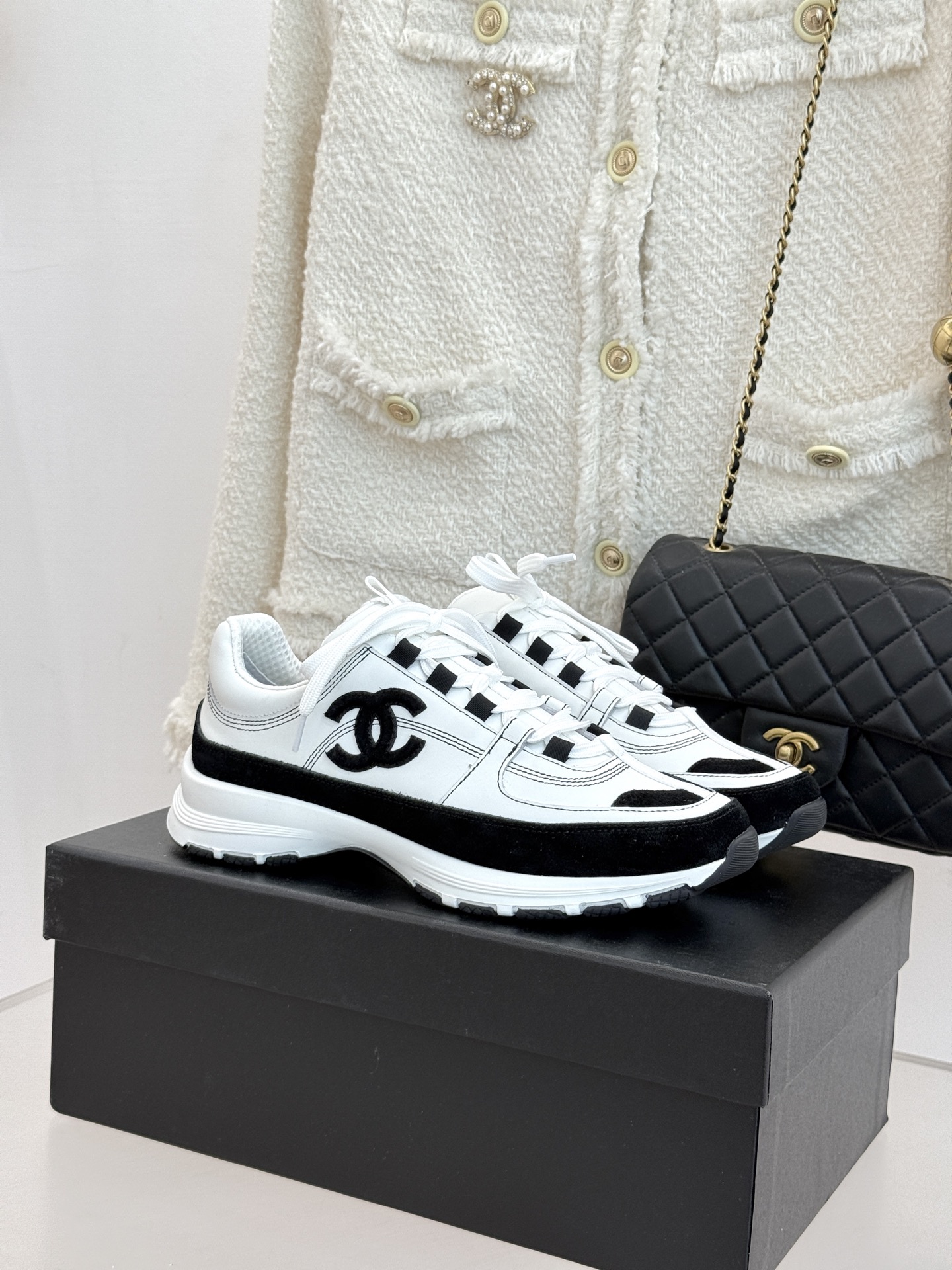 NO:751185,CHANE* | Xiaoxiang 26S new double C sneakers. The fashion circle is once again dominated by Chanel!  It has become the favorite of fashionistas from all walks of life. The iconic double C logo is low-key embellishment on the body of the shoe. The metallic texture is high-end and the details are perfect. It inadvertently reveals the brand's luxurious heritage. People who know it can get your fashion taste at a glance. The shoe design is unique, blending retro and modern aesthetics. The thick-soled dad shoe style has a heightening effect of 4-5cm, instantly elongating the leg line, and small celebrities can become taller in seconds; the low-top model reveals slender ankles.  Neat and casual, the round toe design is very friendly to wide feet and fleshy feet. It is comfortable and does not squeeze the feet. It is windy when walking. It is casual and fashionable for daily outings. Wear it with a sports suit, go to the gym, and do outdoor sports. It is full of fashion. You can also wear it with a small skirt to create an elegant lady style. You can attend afternoon tea or parties without losing your style!  The fabric is made of original customized leather. The inner pads are all breathable mesh. The original molded custom anti-slip outsole size35-39 (customized in 40) No. 85820260311, casual shoes/sports shoes, chanel, chanel, sneakers, skirts19860909CHANE* ｜小香26S新品双C运动鞋 时尚圈又双叒被香奈儿拿捏住了！ 就成了各路时髦精的心头好 标志性的双C标志在鞋身低调点缀 金属质感高级,细节满分 不经意间流露出品牌的奢华底蕴 懂的人一眼就get到你的时尚品味. 鞋型设计堪称一绝,融合复古与现代美学. 厚底老爹鞋款式4 - 5cm的增高效果 瞬间拉长腿部线条 小个子星人秒变大长腿； 低帮款露出纤细脚踝 利落又随性 圆头设计对宽脚、肉脚超友好 舒适不挤脚 走路都带风. 日常出街随性又时髦 配运动套装 去健身房 户外运动 潮流感十足 换上小裙子 又能营造优雅名媛风 参加下午茶、聚会也不掉范儿！ 面料采用原版定制皮料 内里垫脚均为透气网布 原版开模定制防滑大底 size35-39（40定制） 编号85820260311,休闲鞋/运动鞋,chanel,chanel,sneakers,skirts,Women's Shoes