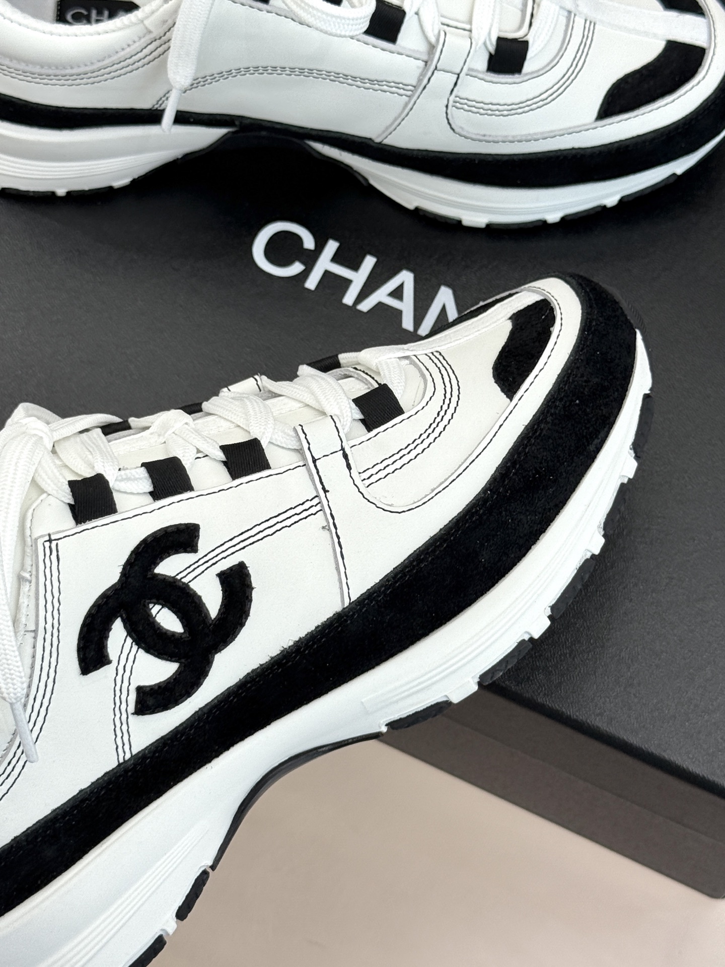 CHANE* ｜小香26S新品双C运动鞋时尚圈又双叒被香奈儿拿捏住了！就成了各路时髦精的心头好标志性的双