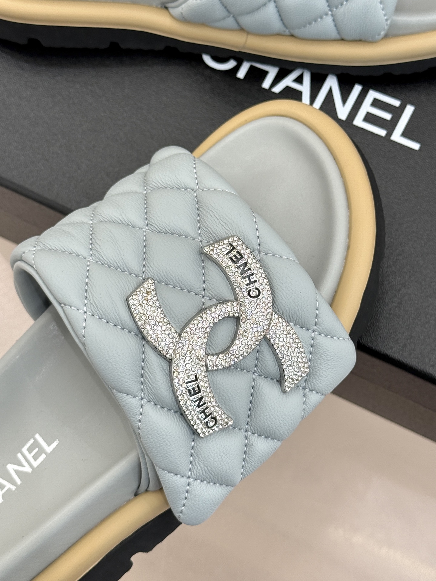 CHANE* ｜小香经典双C水钻魔术贴菱格面包厚底懒人拖鞋懒人必备👏穿了会上瘾的拖鞋巨软巨舒服 让你摆脱