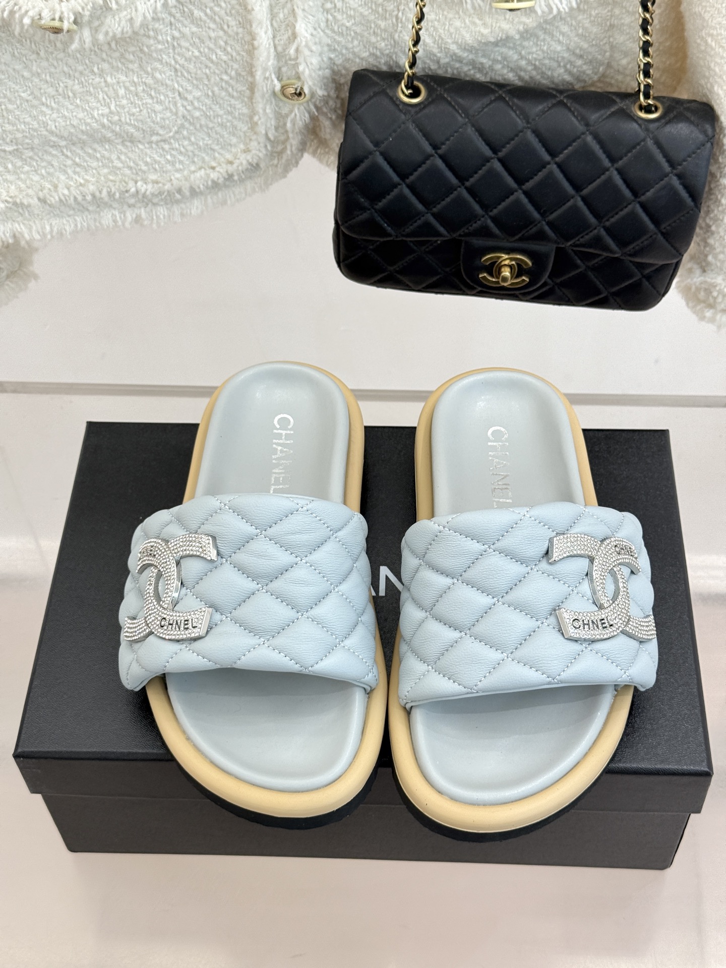 CHANE* ｜小香经典双C水钻魔术贴菱格面包厚底懒人拖鞋懒人必备👏穿了会上瘾的拖鞋巨软巨舒服 让你摆脱