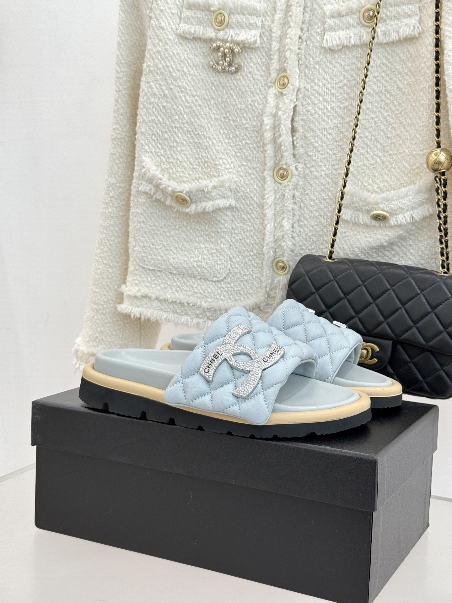 CHANE* ｜小香经典双C水钻魔术贴菱格面包厚底懒人拖鞋懒人必备👏穿了会上瘾的拖鞋巨软巨舒服 让你摆脱