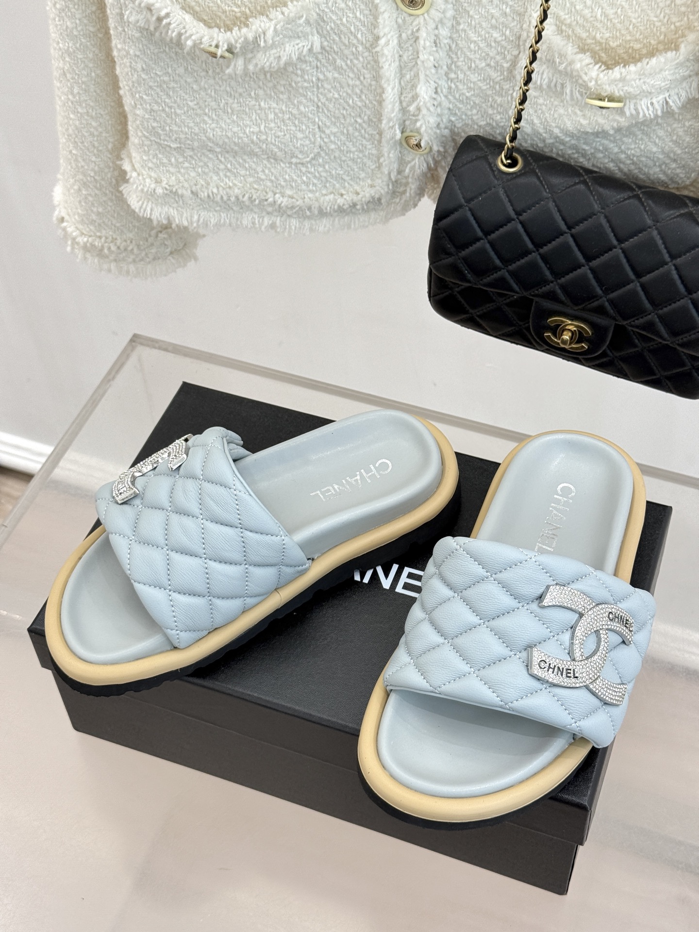 CHANE* ｜小香经典双C水钻魔术贴菱格面包厚底懒人拖鞋懒人必备👏穿了会上瘾的拖鞋巨软巨舒服 让你摆脱