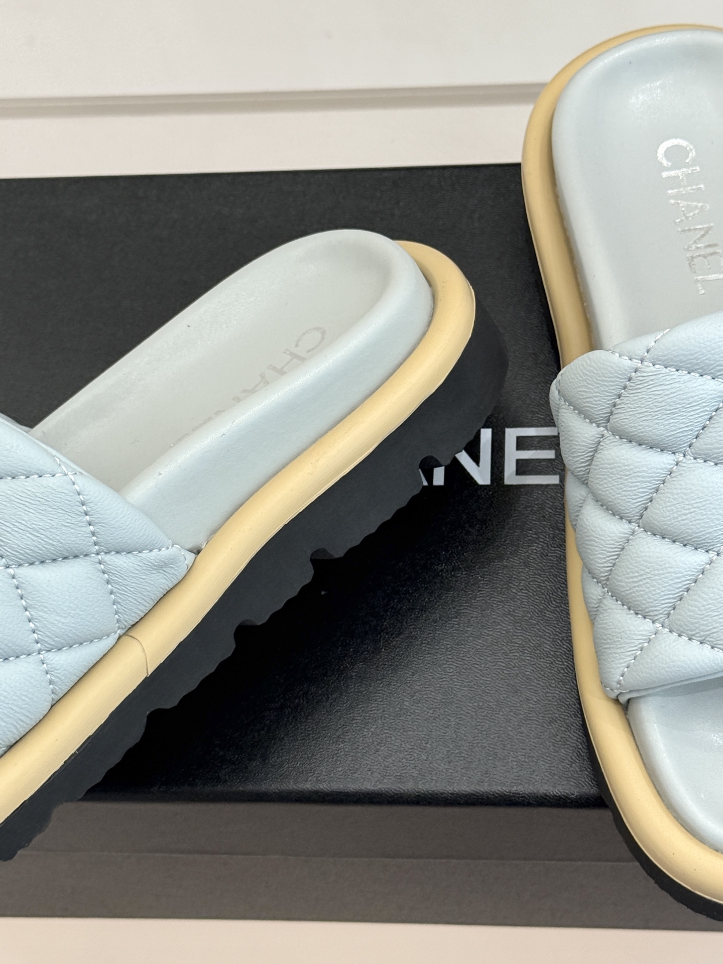 CHANE* ｜小香经典双C水钻魔术贴菱格面包厚底懒人拖鞋懒人必备👏穿了会上瘾的拖鞋巨软巨舒服 让你摆脱