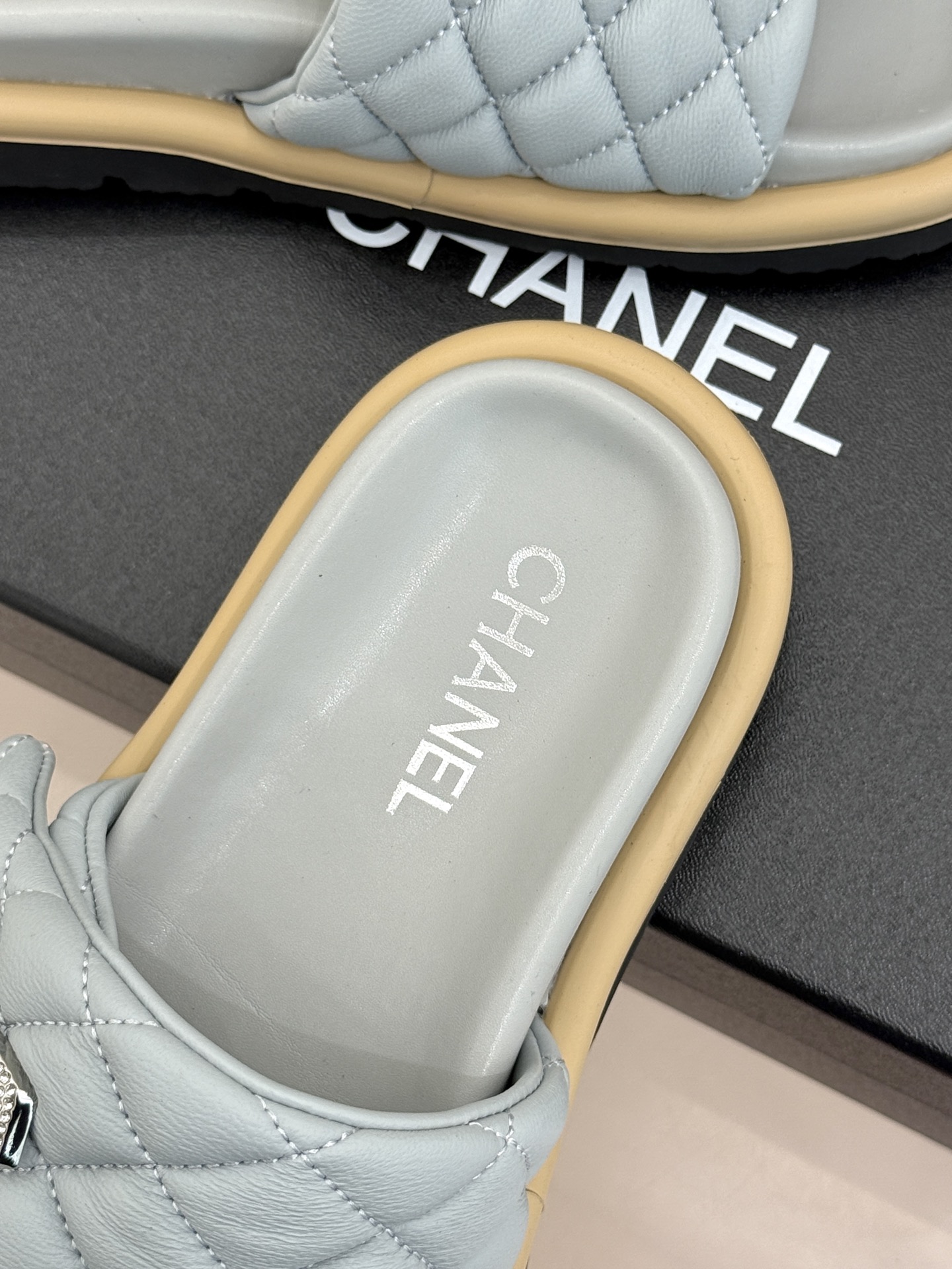 CHANE* ｜小香经典双C水钻魔术贴菱格面包厚底懒人拖鞋懒人必备👏穿了会上瘾的拖鞋巨软巨舒服 让你摆脱