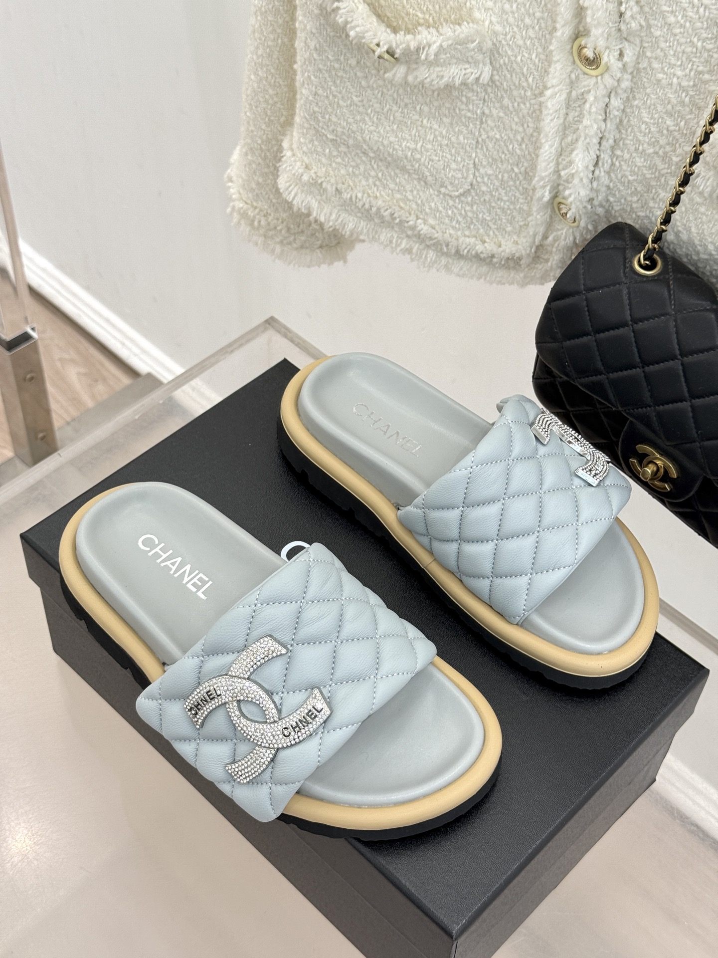 CHANE* ｜小香经典双C水钻魔术贴菱格面包厚底懒人拖鞋懒人必备👏穿了会上瘾的拖鞋巨软巨舒服 让你摆脱