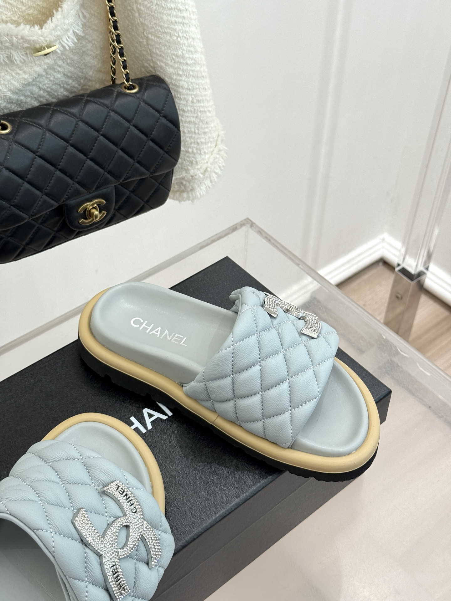 CHANE* ｜小香经典双C水钻魔术贴菱格面包厚底懒人拖鞋懒人必备👏穿了会上瘾的拖鞋巨软巨舒服 让你摆脱