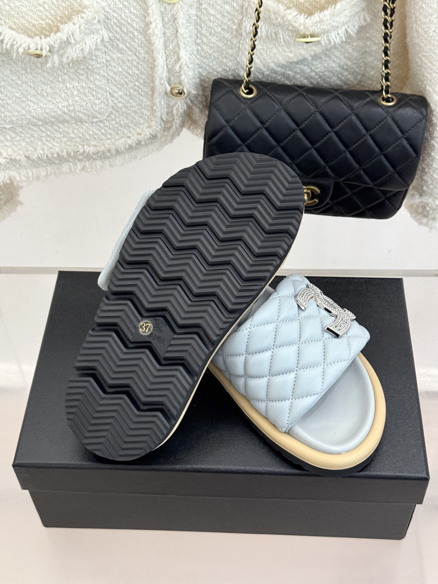 CHANE* ｜小香经典双C水钻魔术贴菱格面包厚底懒人拖鞋懒人必备👏穿了会上瘾的拖鞋巨软巨舒服 让你摆脱