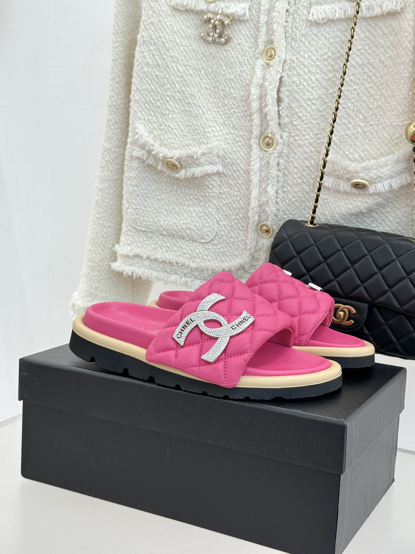 CHANE* ｜小香经典双C水钻魔术贴菱格面包厚底懒人拖鞋懒人必备👏穿了会上瘾的拖鞋巨软巨舒服 让你摆脱