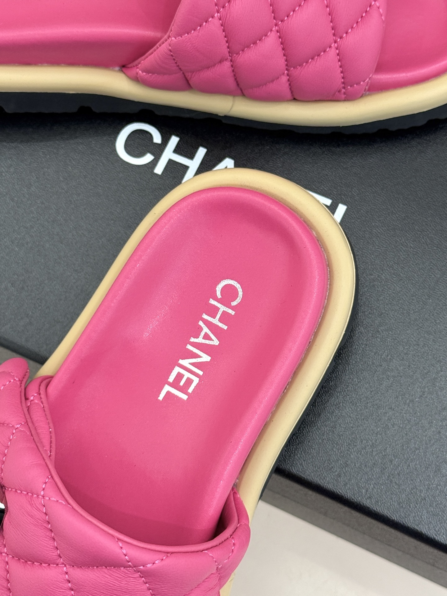 CHANE* ｜小香经典双C水钻魔术贴菱格面包厚底懒人拖鞋懒人必备👏穿了会上瘾的拖鞋巨软巨舒服 让你摆脱