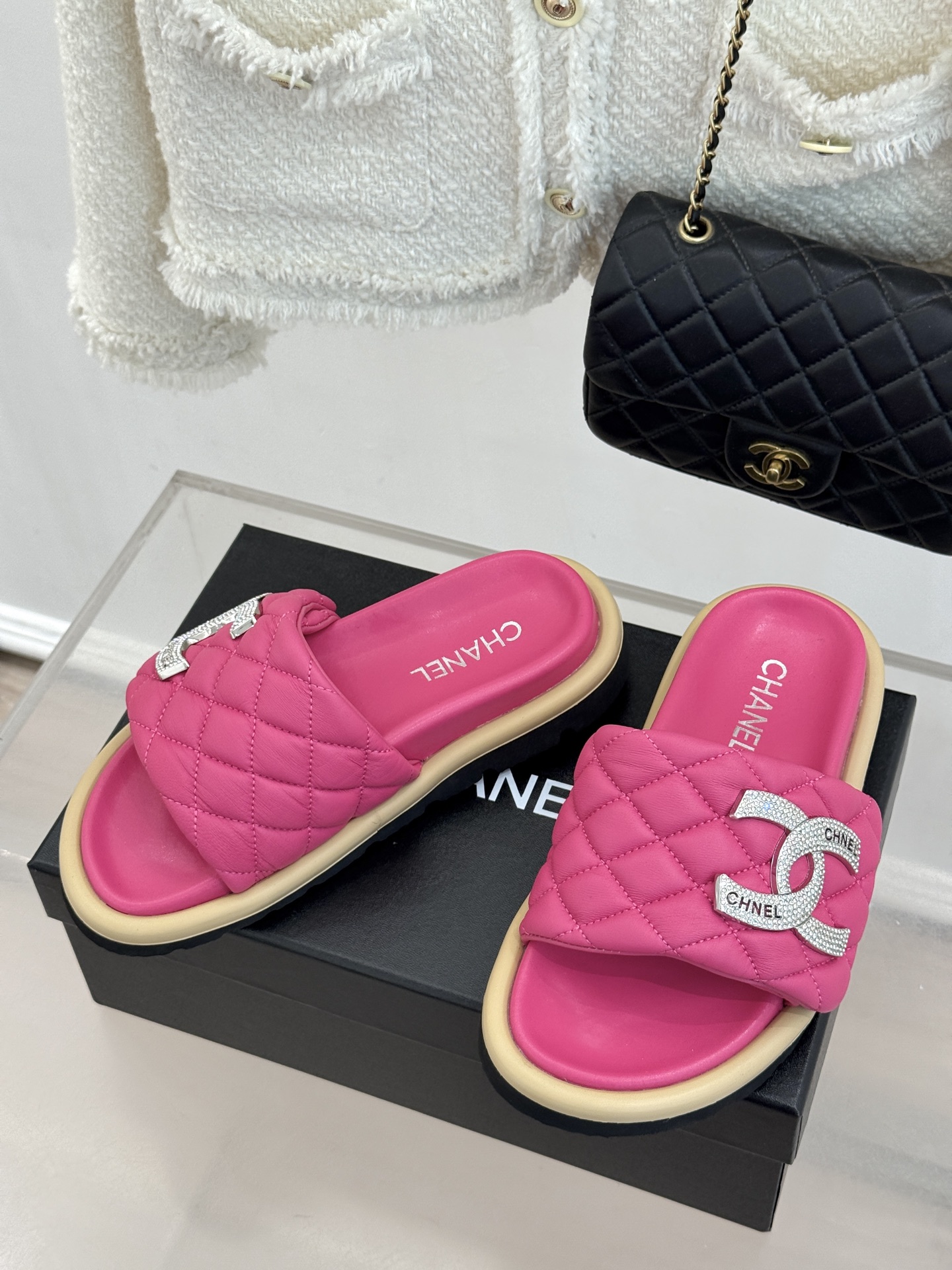 CHANE* ｜小香经典双C水钻魔术贴菱格面包厚底懒人拖鞋懒人必备👏穿了会上瘾的拖鞋巨软巨舒服 让你摆脱