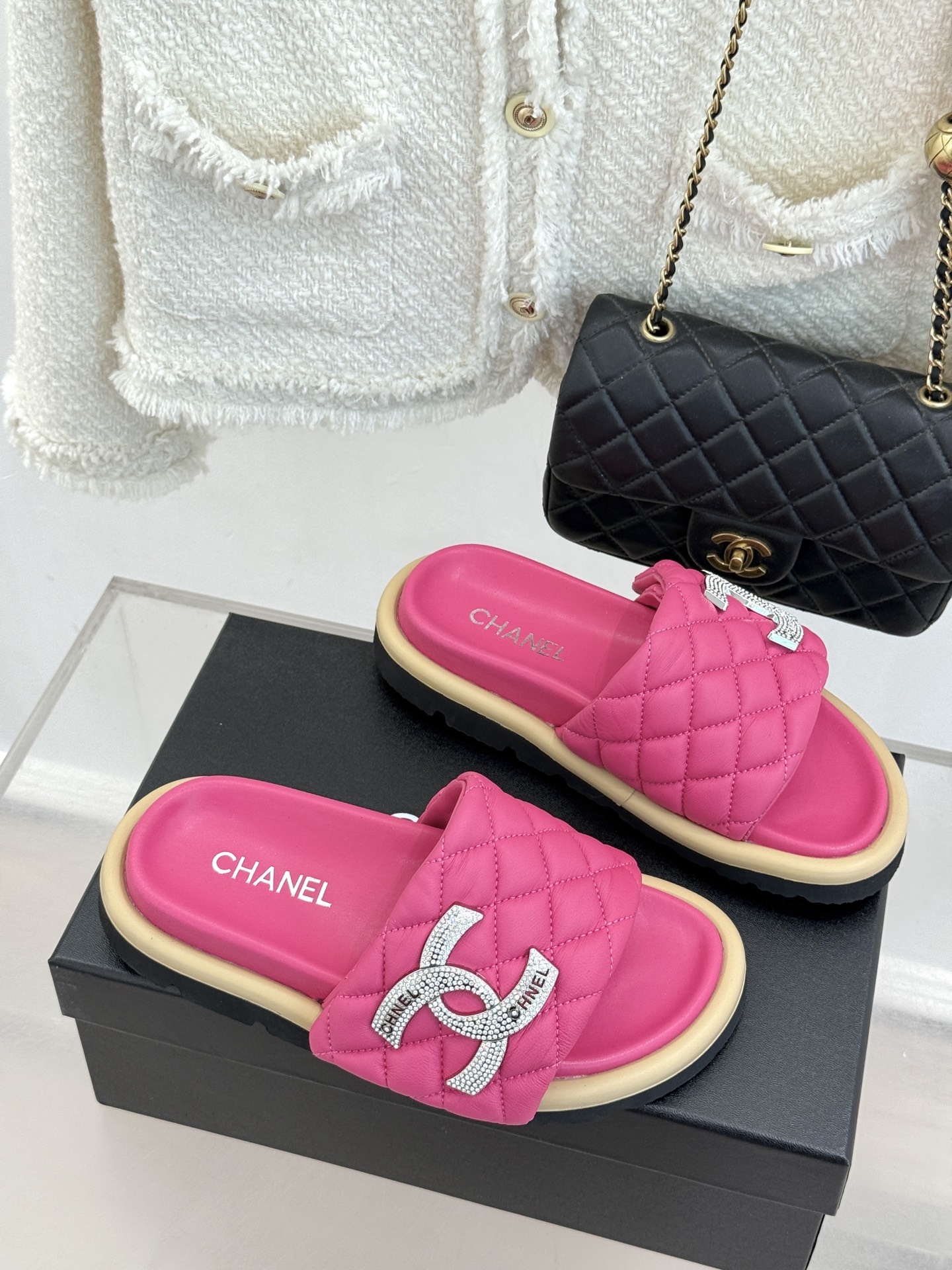 CHANE* ｜小香经典双C水钻魔术贴菱格面包厚底懒人拖鞋懒人必备👏穿了会上瘾的拖鞋巨软巨舒服 让你摆脱