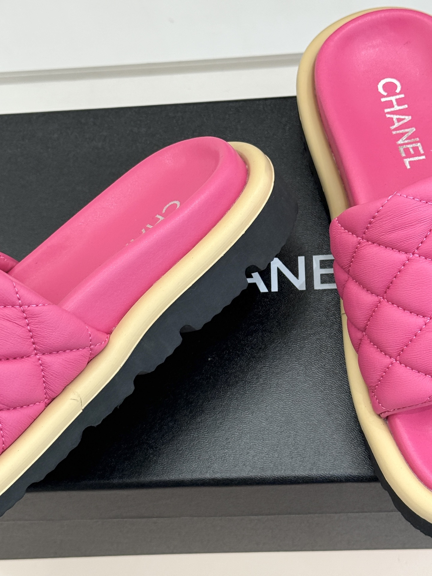 CHANE* ｜小香经典双C水钻魔术贴菱格面包厚底懒人拖鞋懒人必备👏穿了会上瘾的拖鞋巨软巨舒服 让你摆脱
