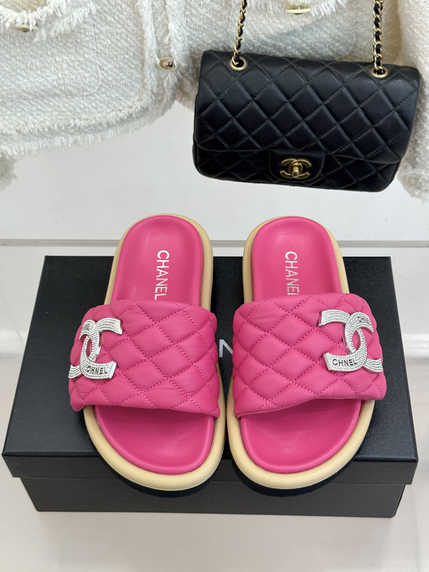 CHANE* ｜小香经典双C水钻魔术贴菱格面包厚底懒人拖鞋懒人必备👏穿了会上瘾的拖鞋巨软巨舒服 让你摆脱