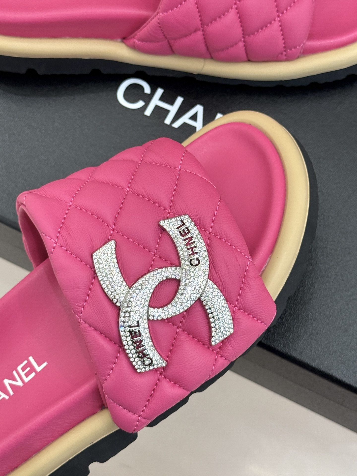 CHANE* ｜小香经典双C水钻魔术贴菱格面包厚底懒人拖鞋懒人必备👏穿了会上瘾的拖鞋巨软巨舒服 让你摆脱