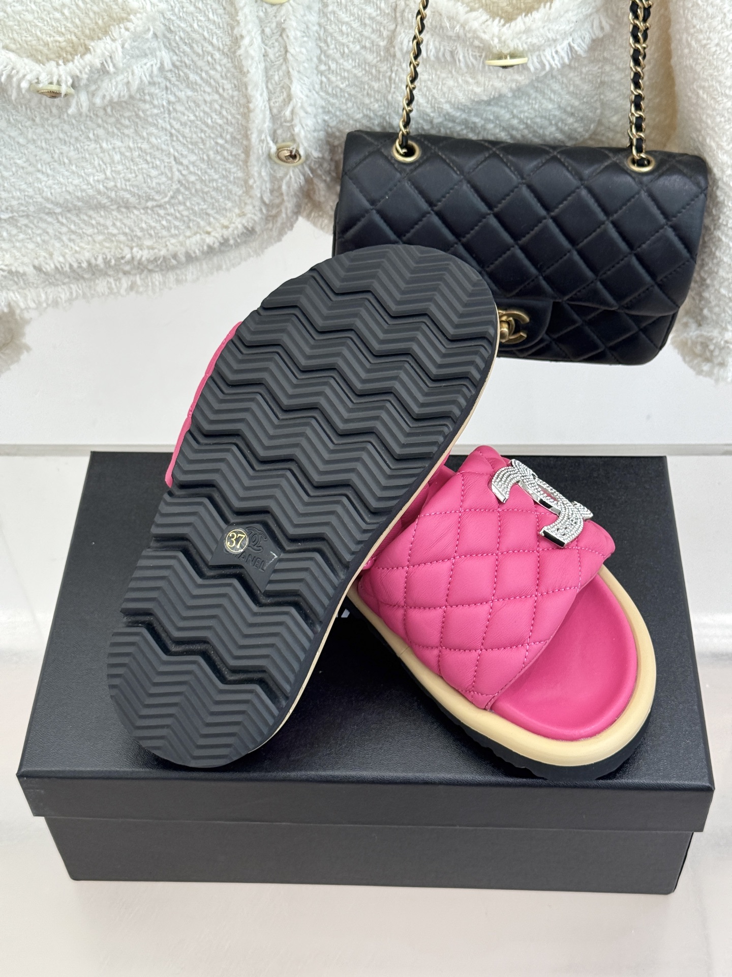 CHANE* ｜小香经典双C水钻魔术贴菱格面包厚底懒人拖鞋懒人必备👏穿了会上瘾的拖鞋巨软巨舒服 让你摆脱