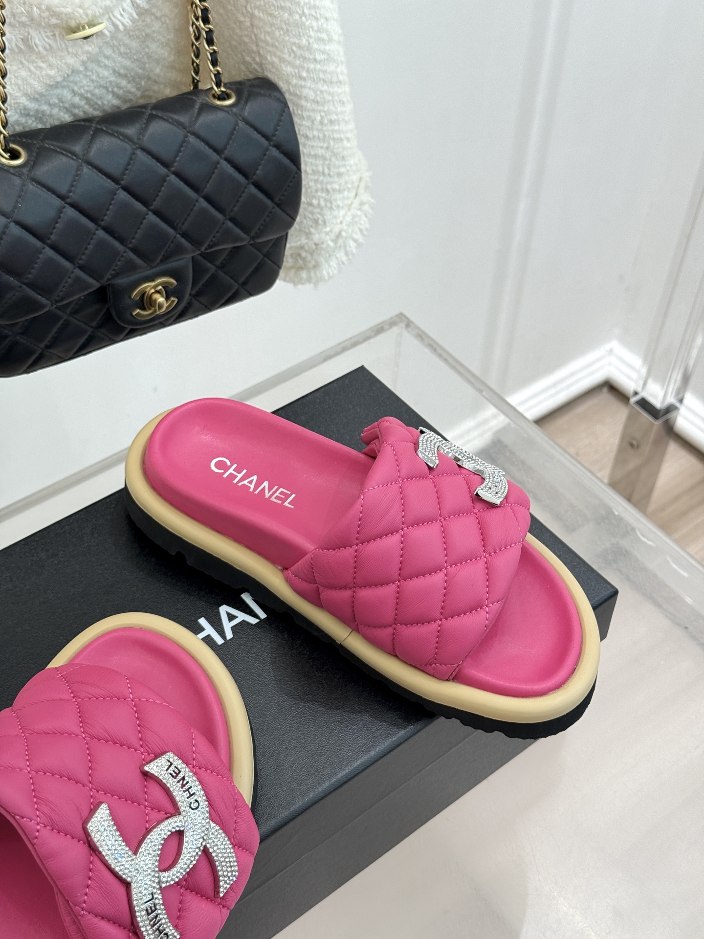 CHANE* ｜小香经典双C水钻魔术贴菱格面包厚底懒人拖鞋懒人必备👏穿了会上瘾的拖鞋巨软巨舒服 让你摆脱