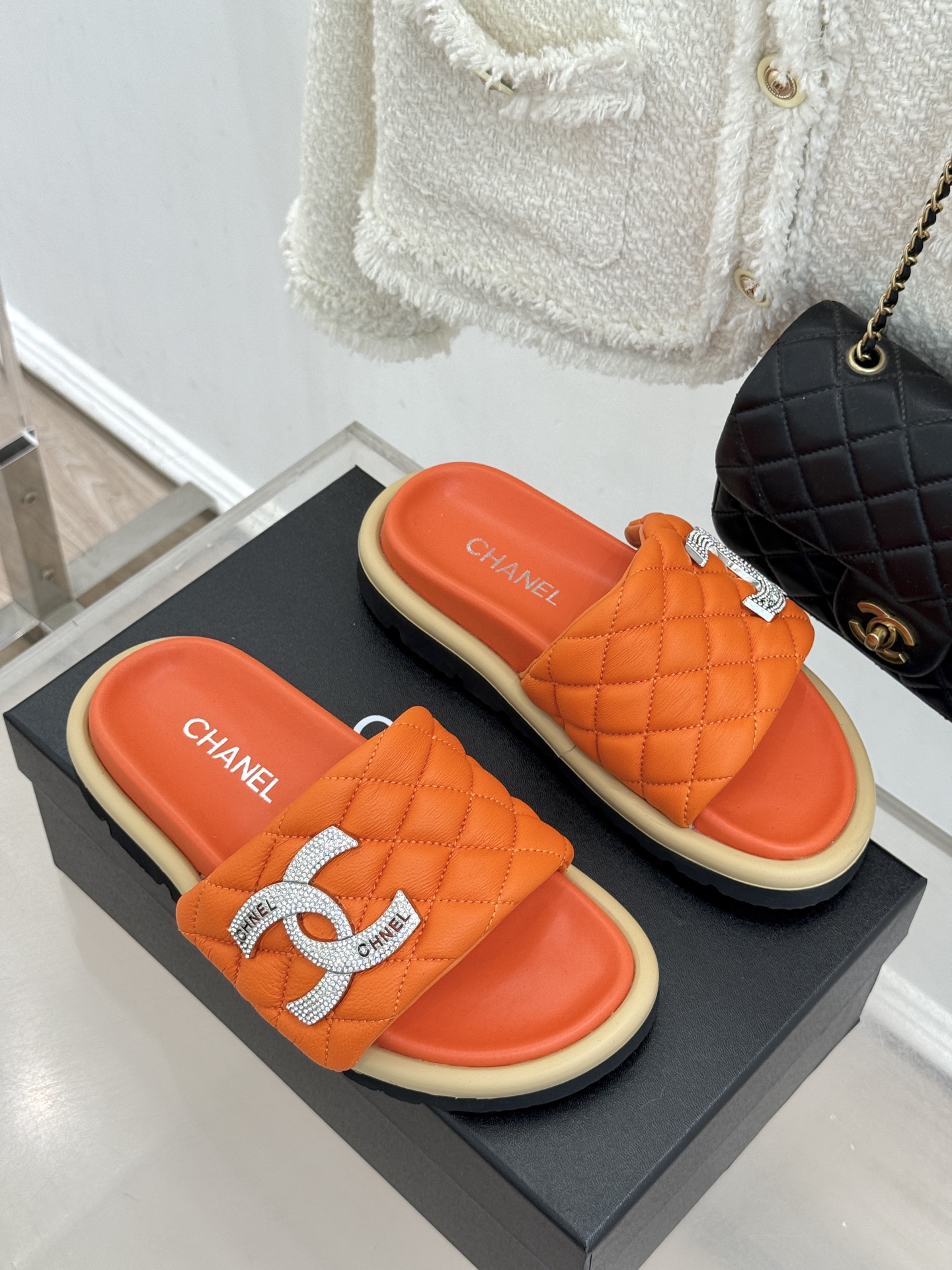 CHANE* ｜小香经典双C水钻魔术贴菱格面包厚底懒人拖鞋懒人必备👏穿了会上瘾的拖鞋巨软巨舒服 让你摆脱