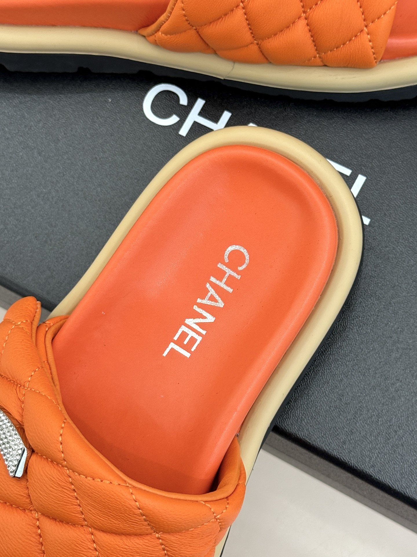 CHANE* ｜小香经典双C水钻魔术贴菱格面包厚底懒人拖鞋懒人必备👏穿了会上瘾的拖鞋巨软巨舒服 让你摆脱