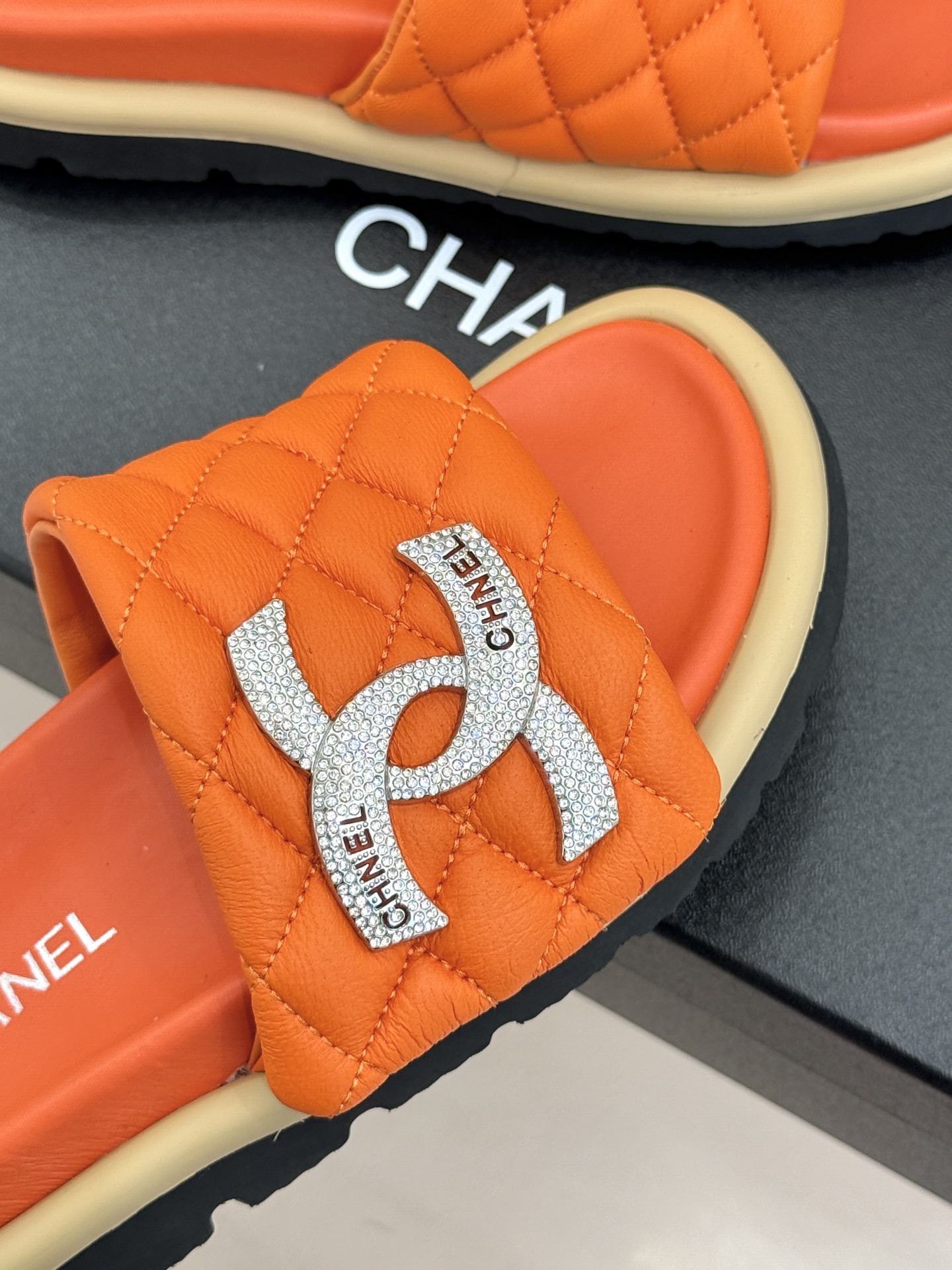 CHANE* ｜小香经典双C水钻魔术贴菱格面包厚底懒人拖鞋懒人必备👏穿了会上瘾的拖鞋巨软巨舒服 让你摆脱