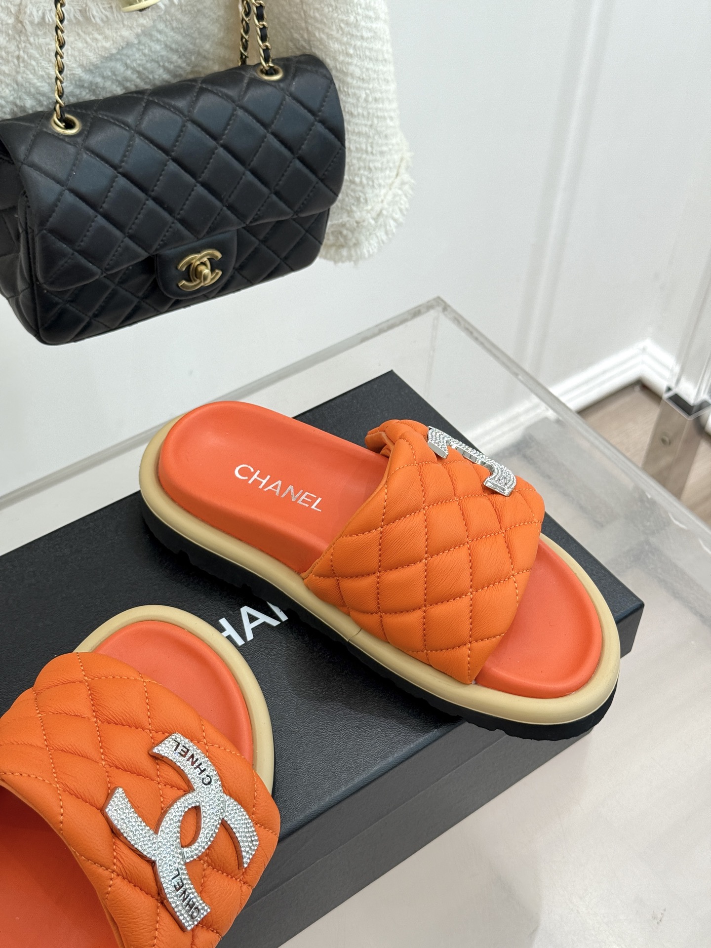 CHANE* ｜小香经典双C水钻魔术贴菱格面包厚底懒人拖鞋懒人必备👏穿了会上瘾的拖鞋巨软巨舒服 让你摆脱