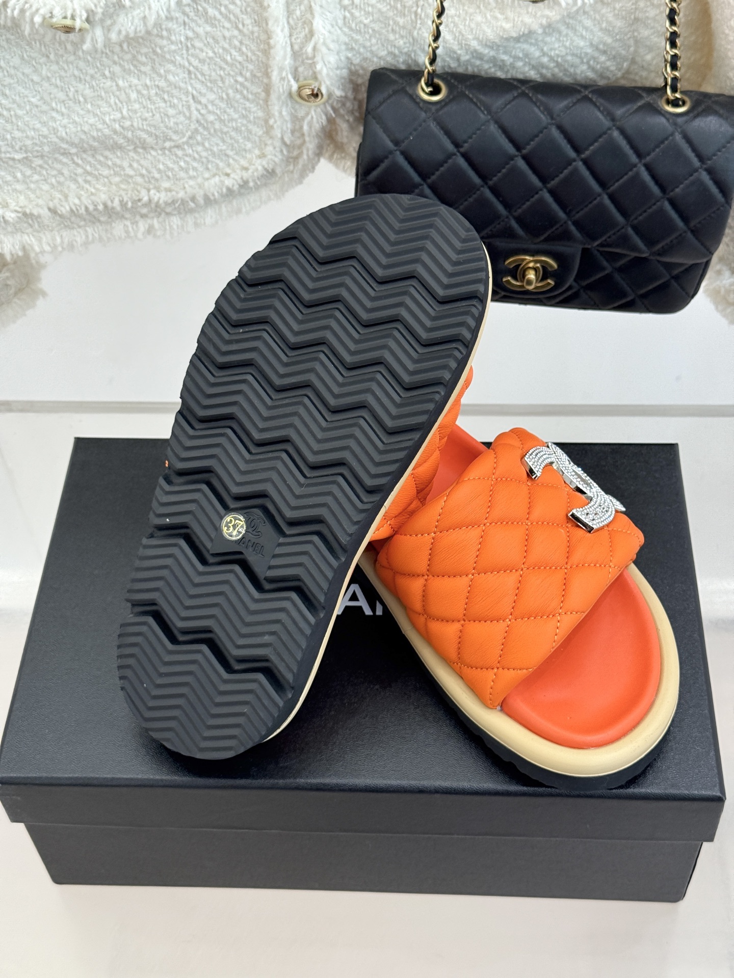 CHANE* ｜小香经典双C水钻魔术贴菱格面包厚底懒人拖鞋懒人必备👏穿了会上瘾的拖鞋巨软巨舒服 让你摆脱