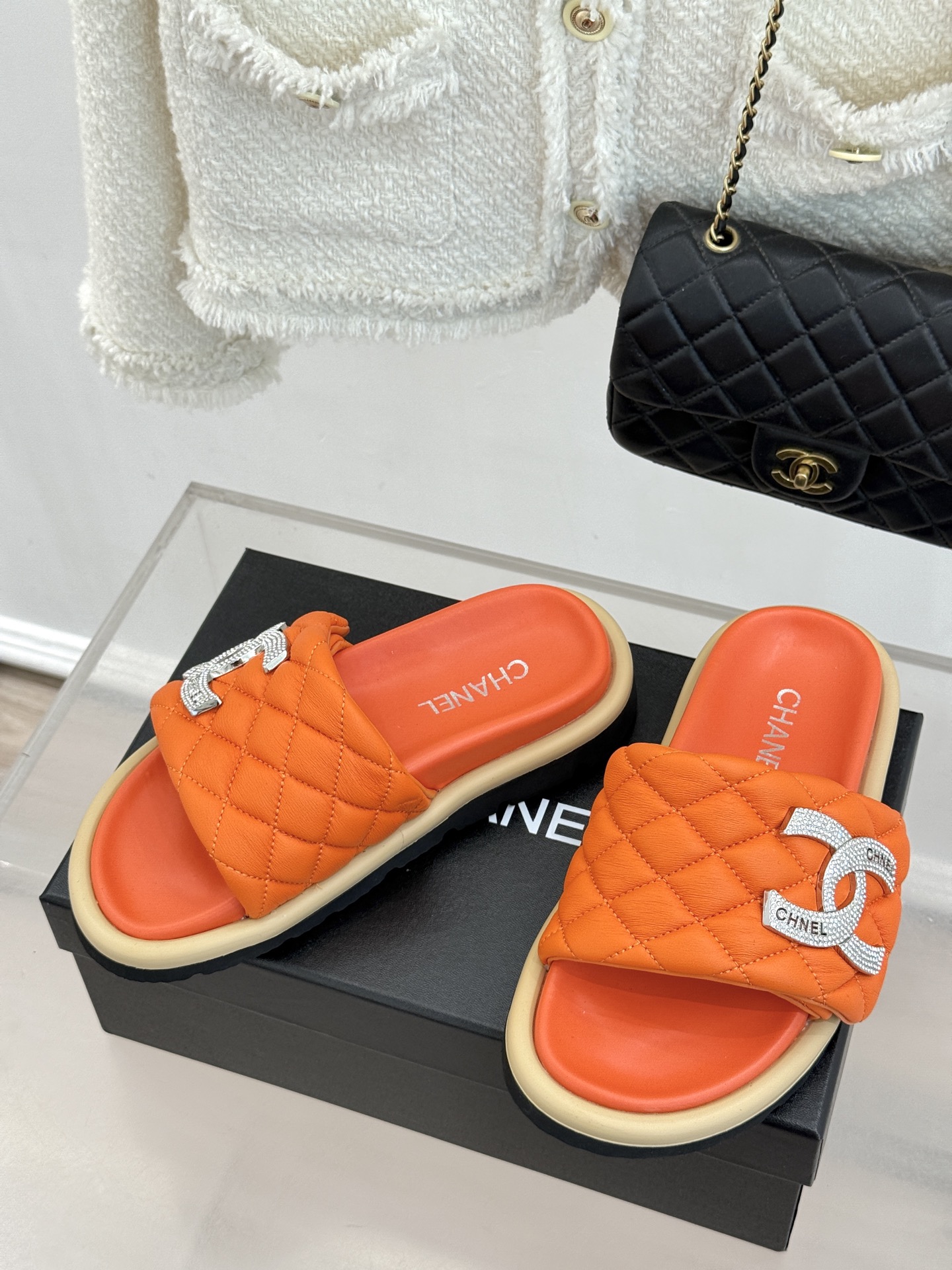 CHANE* ｜小香经典双C水钻魔术贴菱格面包厚底懒人拖鞋懒人必备👏穿了会上瘾的拖鞋巨软巨舒服 让你摆脱