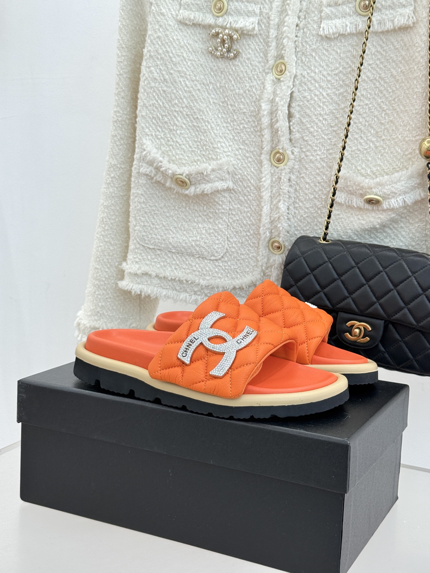 CHANE* ｜小香经典双C水钻魔术贴菱格面包厚底懒人拖鞋懒人必备👏穿了会上瘾的拖鞋巨软巨舒服 让你摆脱