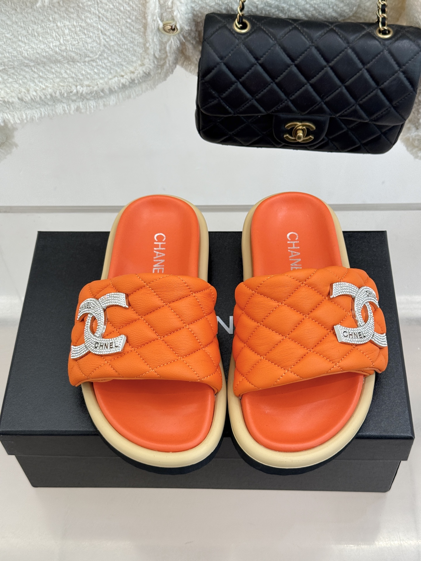 CHANE* ｜小香经典双C水钻魔术贴菱格面包厚底懒人拖鞋懒人必备👏穿了会上瘾的拖鞋巨软巨舒服 让你摆脱