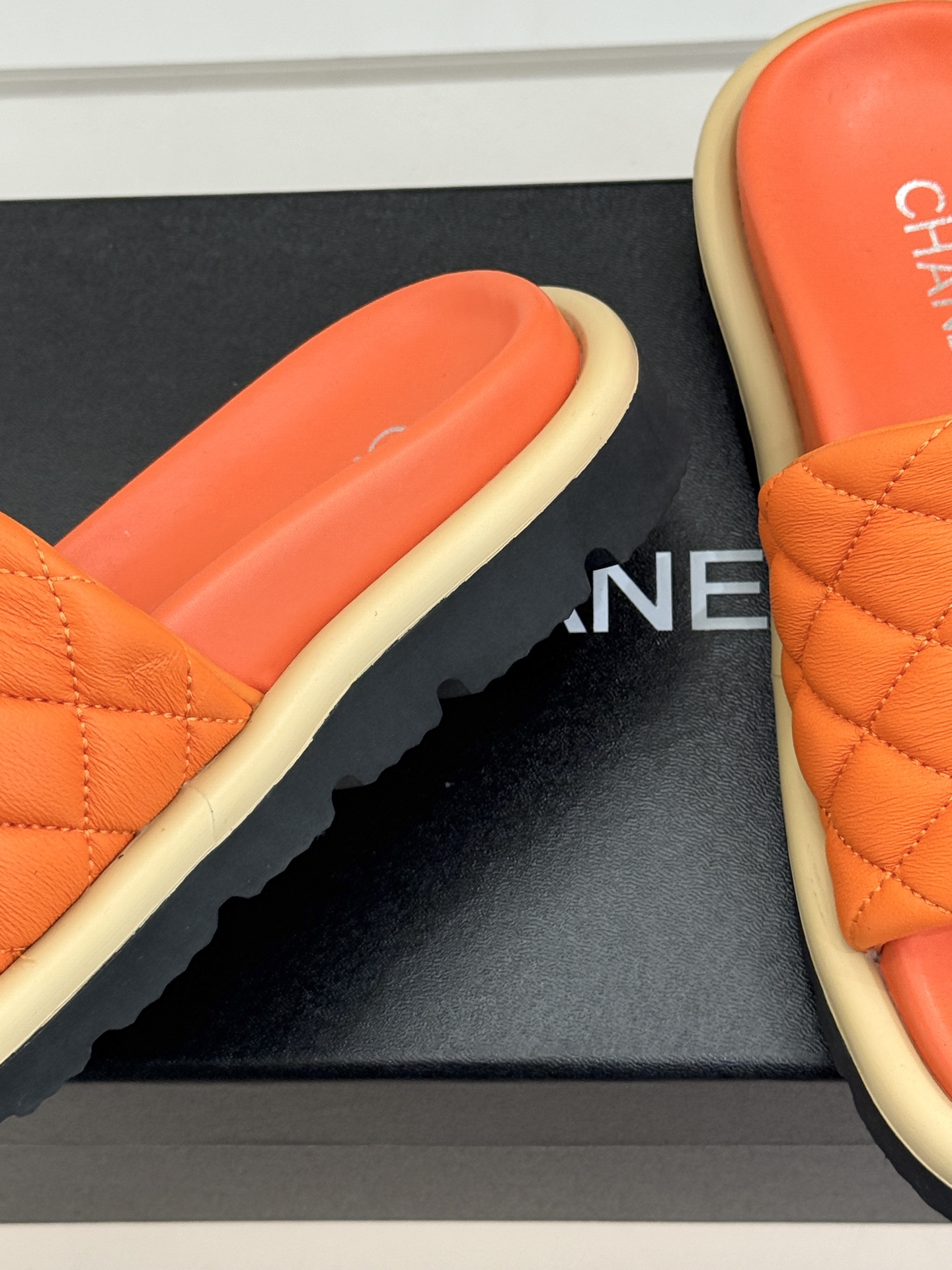 CHANE* ｜小香经典双C水钻魔术贴菱格面包厚底懒人拖鞋懒人必备👏穿了会上瘾的拖鞋巨软巨舒服 让你摆脱