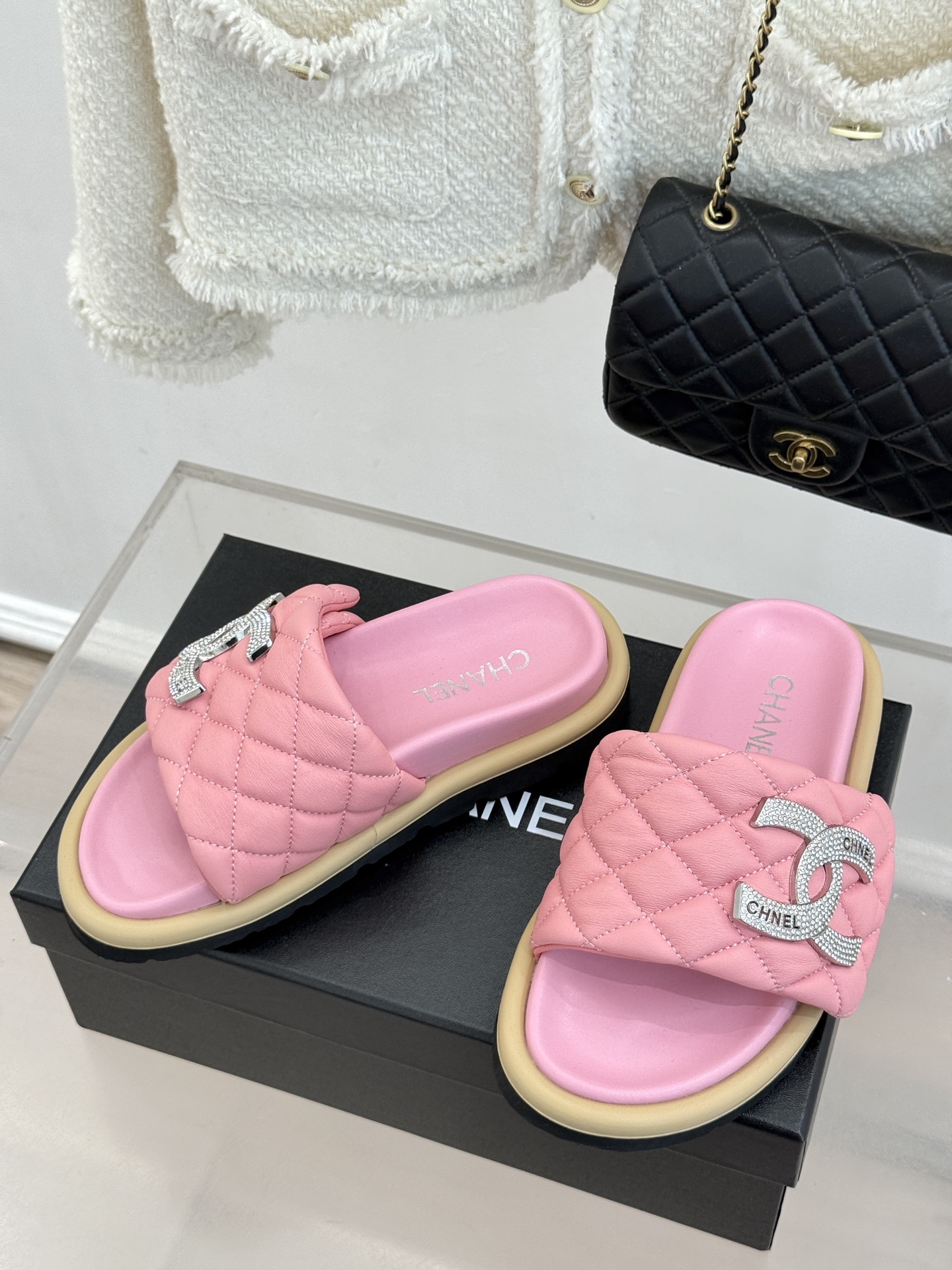 CHANE* ｜小香经典双C水钻魔术贴菱格面包厚底懒人拖鞋懒人必备👏穿了会上瘾的拖鞋巨软巨舒服 让你摆脱
