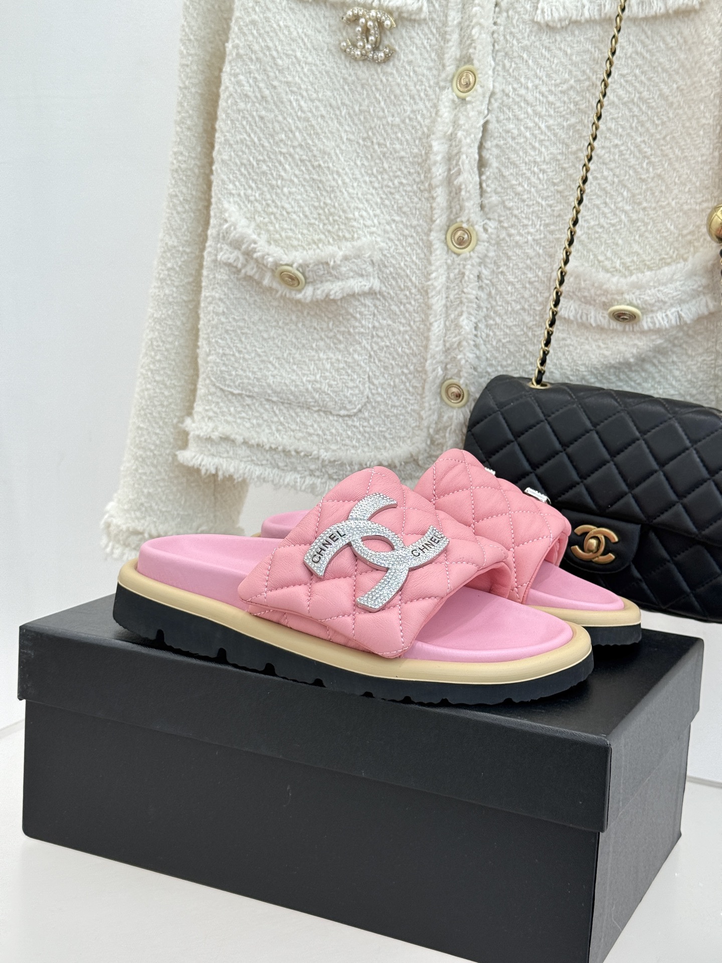 CHANE* ｜小香经典双C水钻魔术贴菱格面包厚底懒人拖鞋懒人必备👏穿了会上瘾的拖鞋巨软巨舒服 让你摆脱