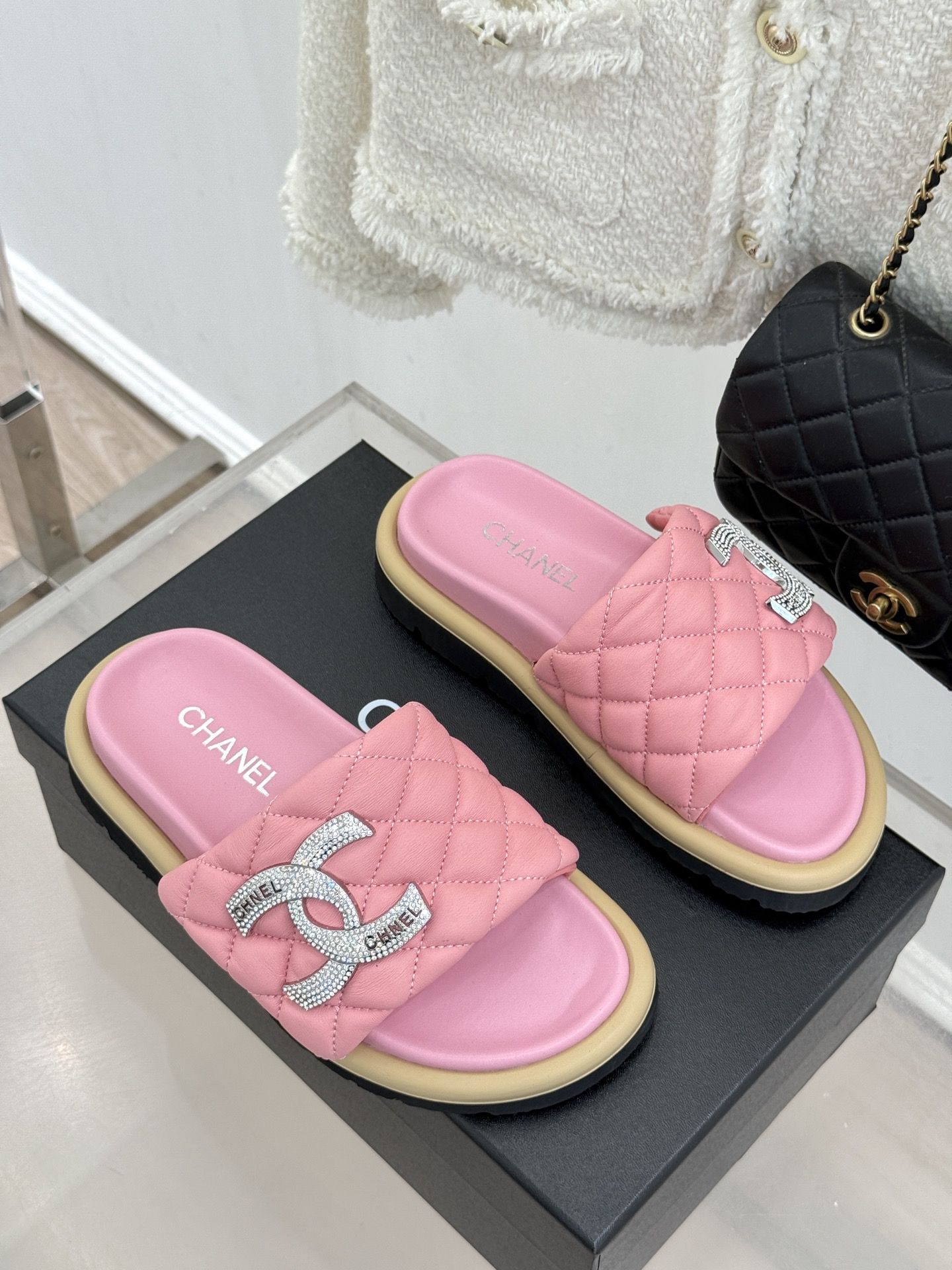 CHANE* ｜小香经典双C水钻魔术贴菱格面包厚底懒人拖鞋懒人必备👏穿了会上瘾的拖鞋巨软巨舒服 让你摆脱