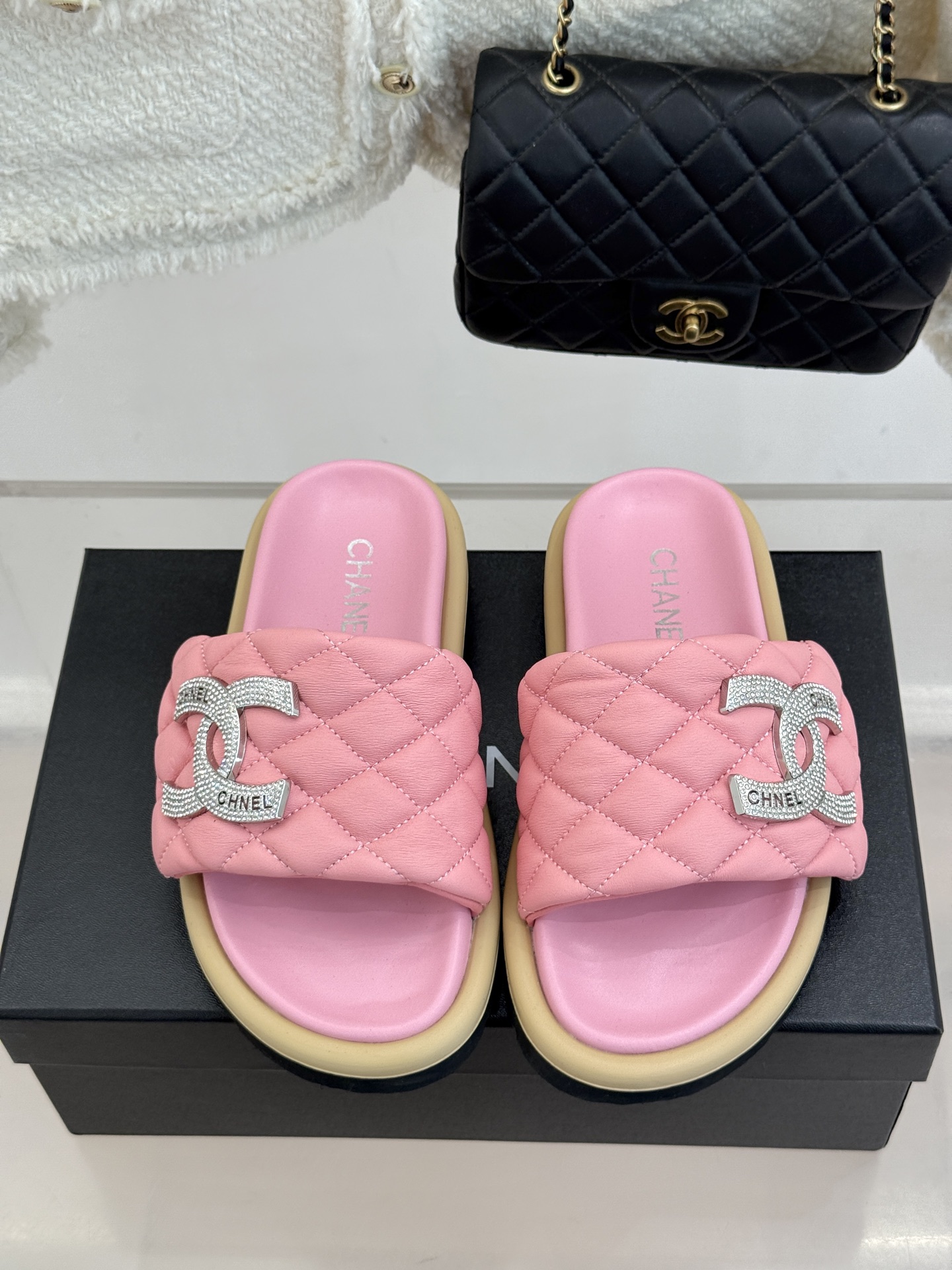 CHANE* ｜小香经典双C水钻魔术贴菱格面包厚底懒人拖鞋懒人必备👏穿了会上瘾的拖鞋巨软巨舒服 让你摆脱