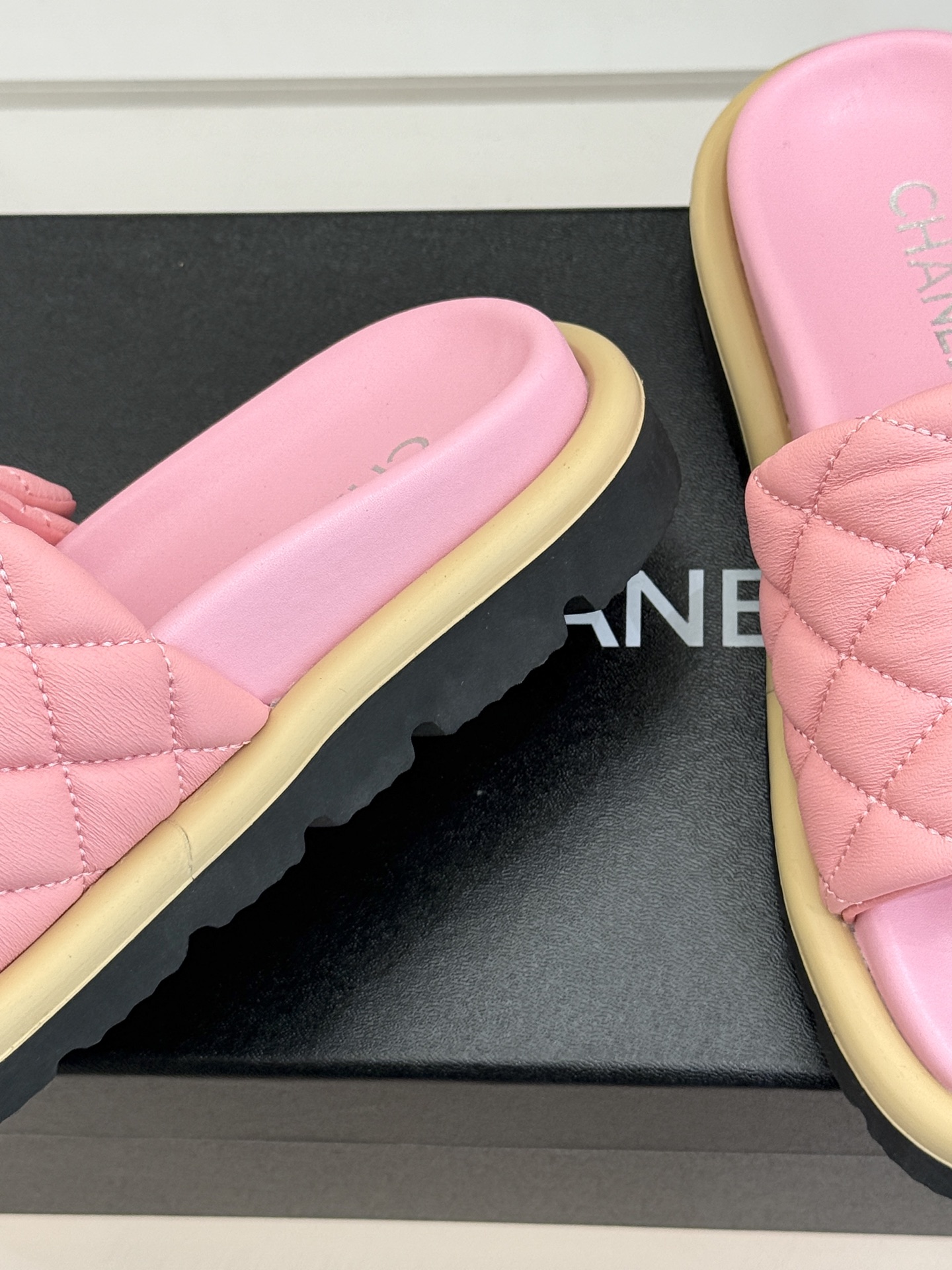 CHANE* ｜小香经典双C水钻魔术贴菱格面包厚底懒人拖鞋懒人必备👏穿了会上瘾的拖鞋巨软巨舒服 让你摆脱